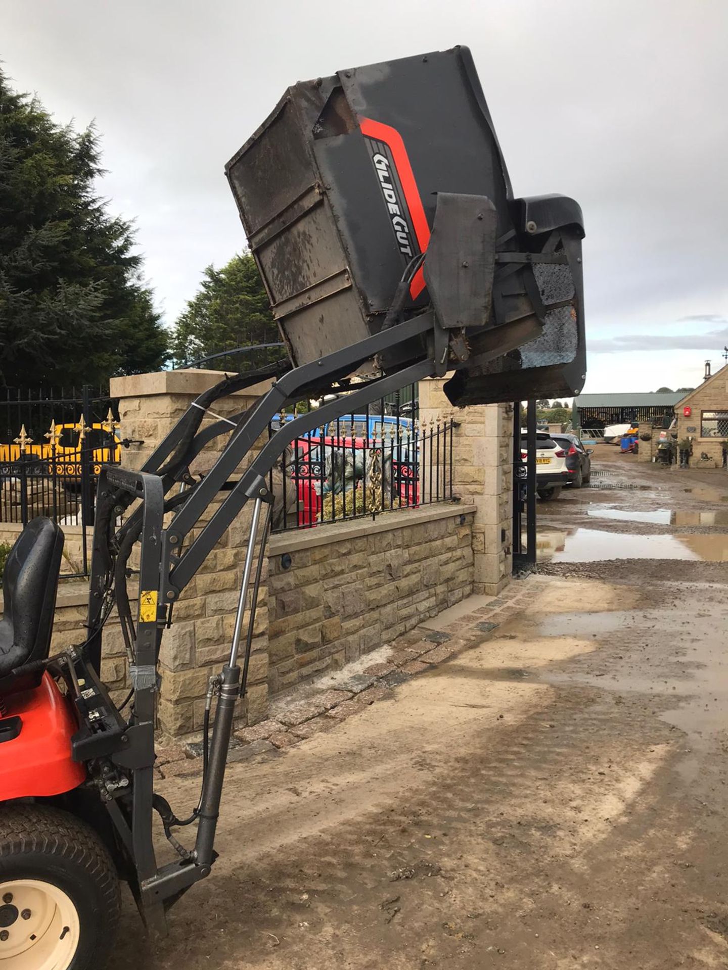 KUBOTA G18 RIDE ON LAWN MOWER, RUNS, DRIVES AND CUTS, HIGH TIP COLLECTOR, 1095 HOURS *NO VAT* - Image 3 of 5