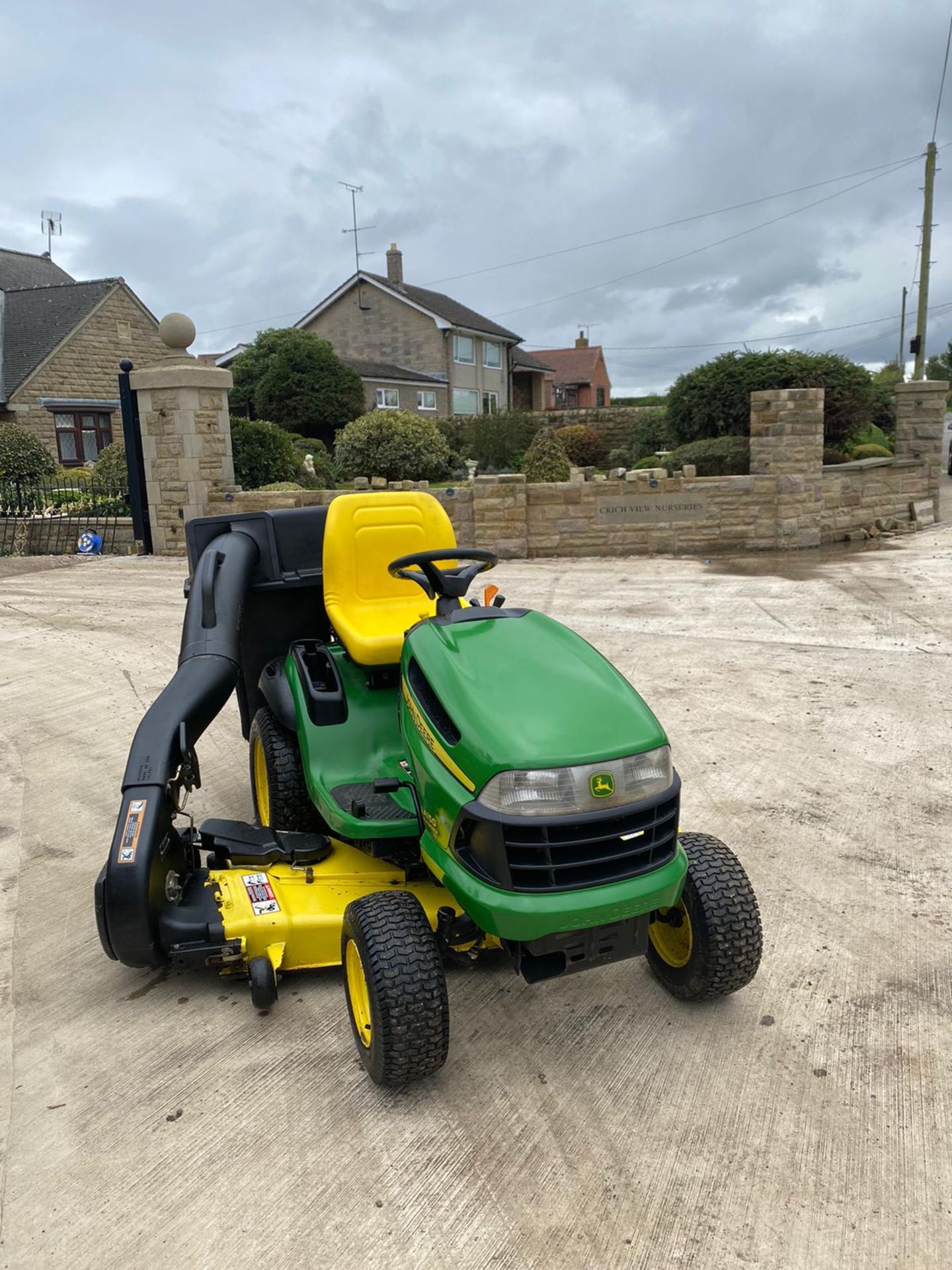 JOHN DEERE LA150 RIDE ON LAWN MOWER, RUNS AND WORKS WELL, 54 INCH CUTTING DECK *NO VAT* - Image 2 of 7