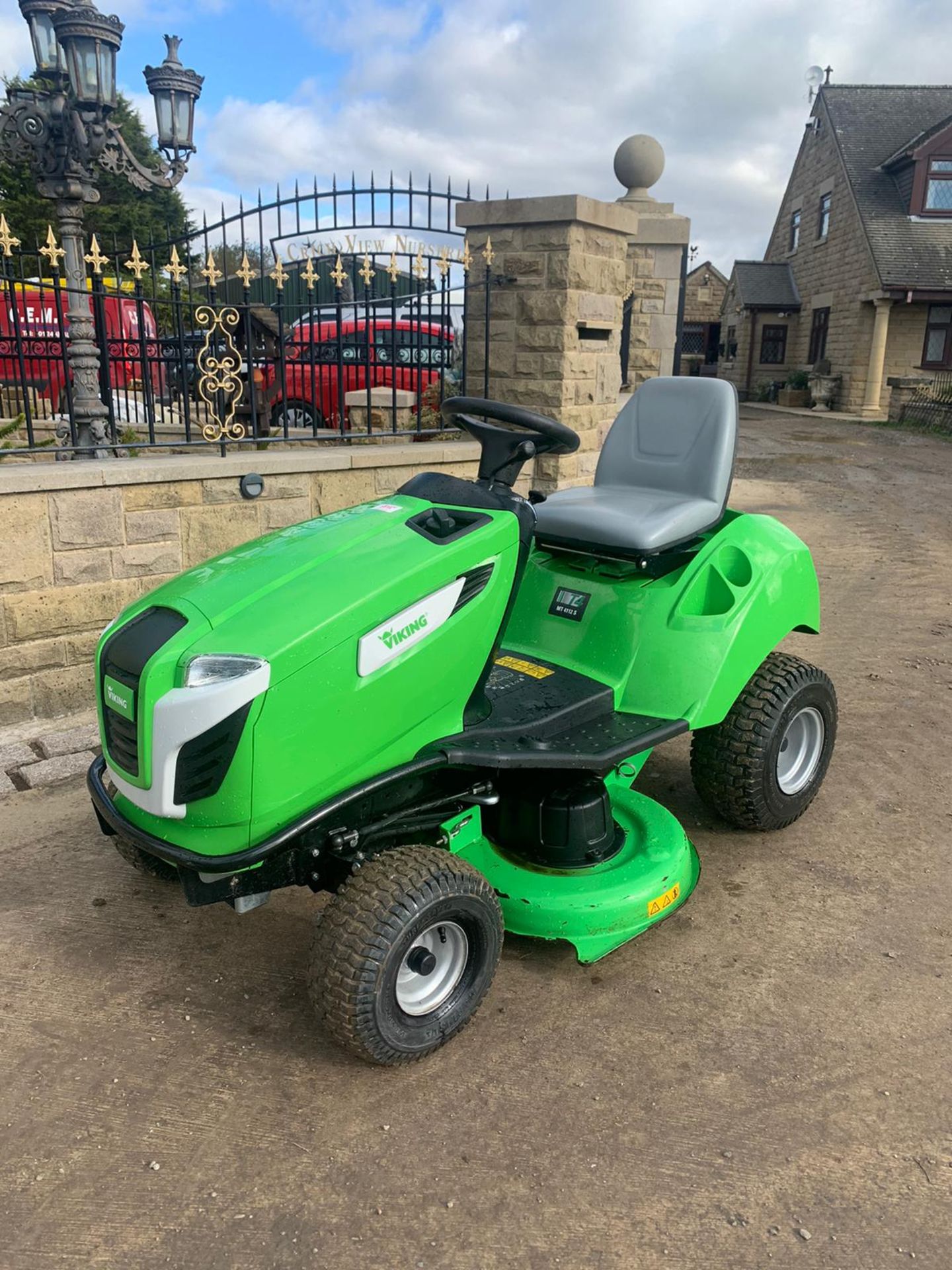 VIKING MT4112 S RIDE ON MULCHER MOWER, RUNS, DRIVES AND CUTS, EX DEMO CONDITION - LIKE BRAND NEW - Image 3 of 7