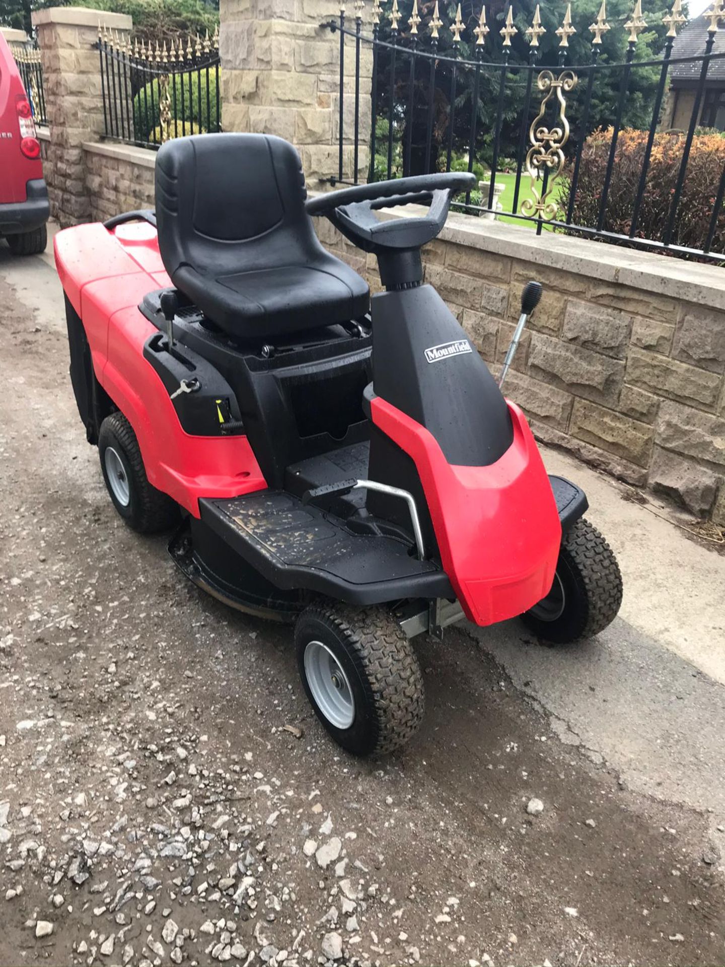 MOUNTFIELD 827M RIDE ON LAWN MOWER, RUNS, DRIVES, CUTS, C/W COLLECTOR, EX DEMO CONDITION - LIKE NEW