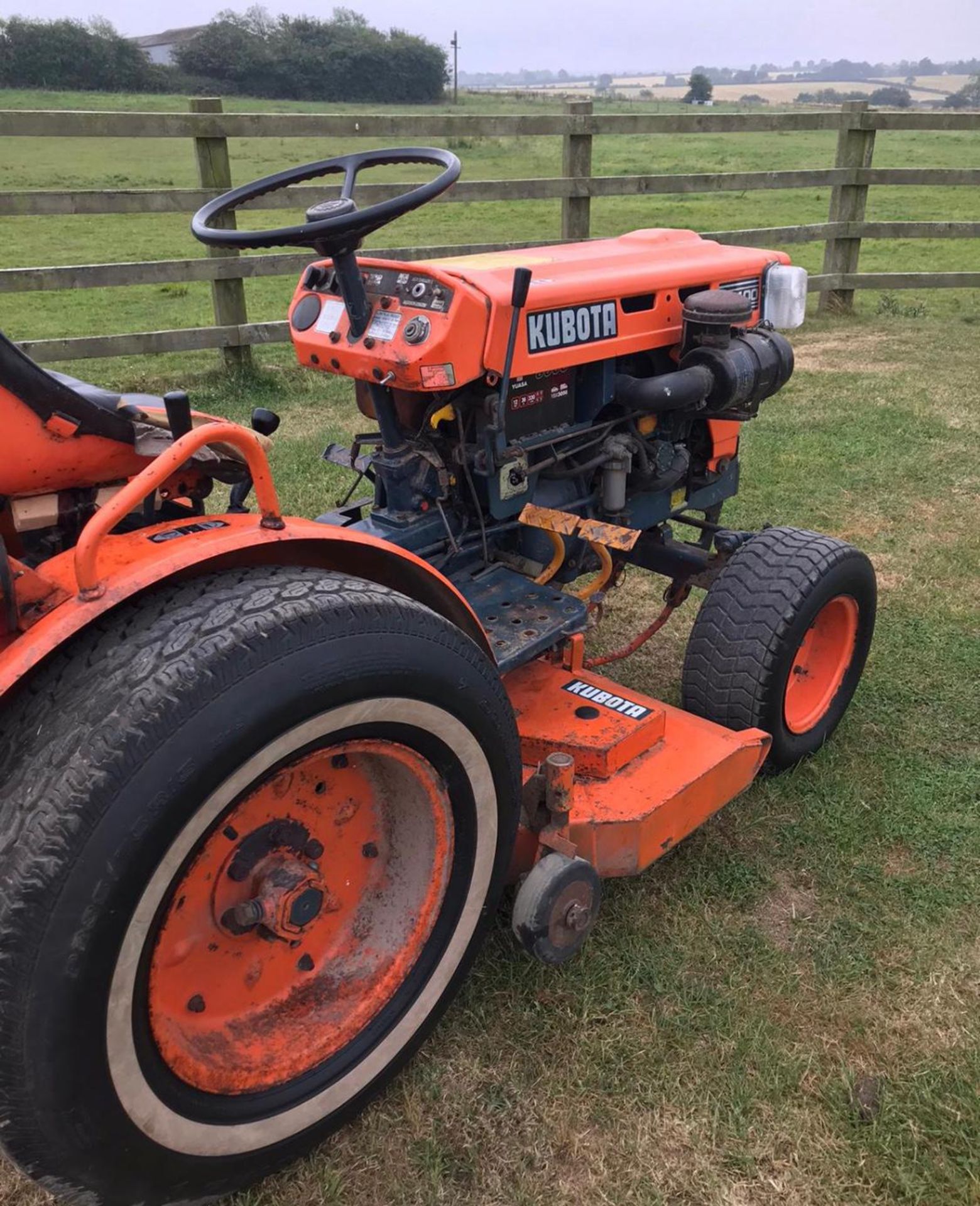 KUBOTA B5100 COMPACT TRACTOR, WITH UNDERSLUNG MOWER, 2 WHEEL DRIVE, REAR PTO *NO VAT* - Image 4 of 5