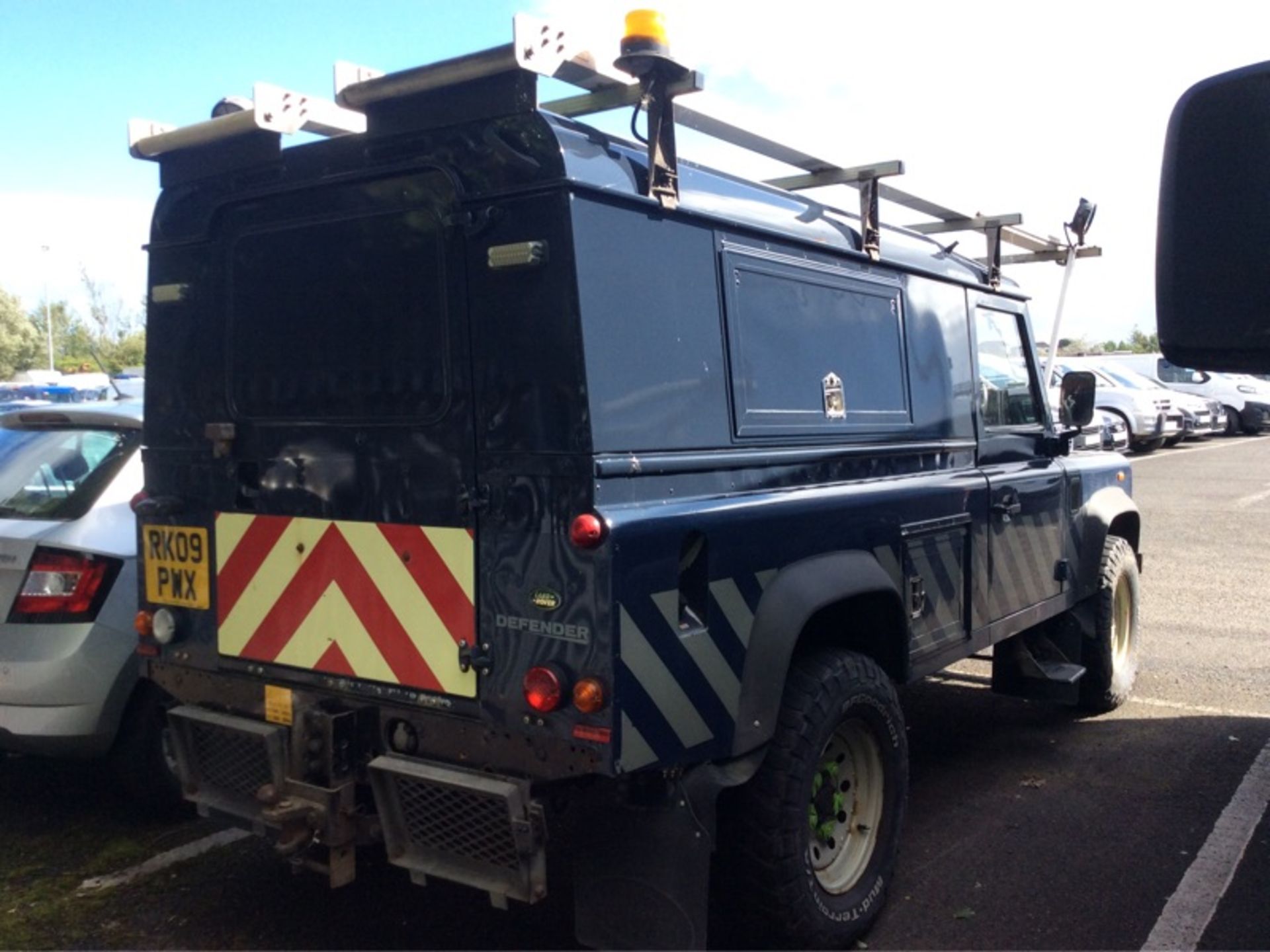 2009/09 REG LAND ROVER DEFENDER 110 HARDTOP 2.4 DIESEL LIGHT 4X4 UTILITY, SHOWING 1 FORMER KEEPER - Image 4 of 8