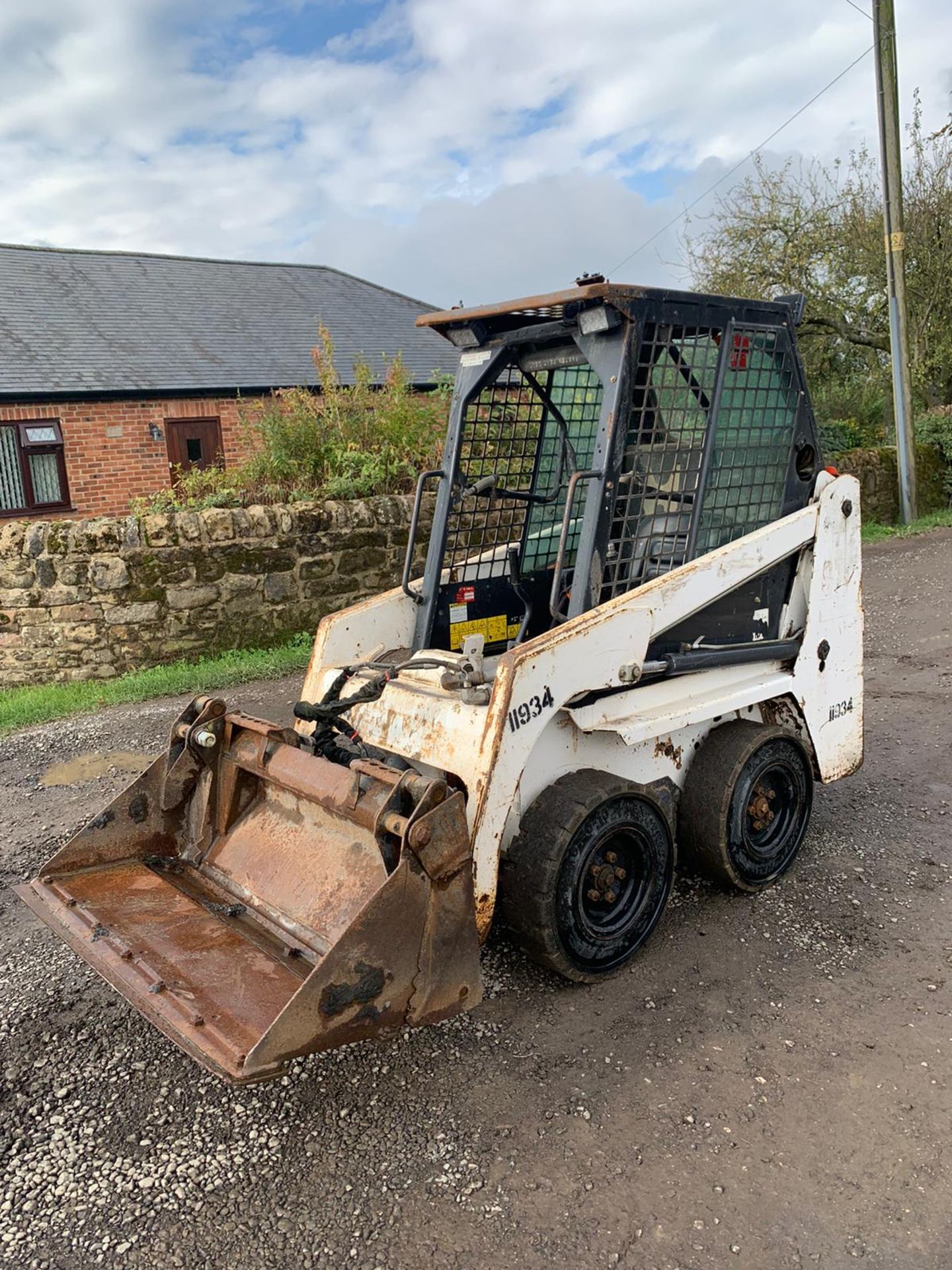 2015 BOBCAT S70 SKIDSTEER LOADER, RUNS, DRIVES AND DIGS, 4-IN-1 BUCKET *PLUS VAT* - Image 4 of 5