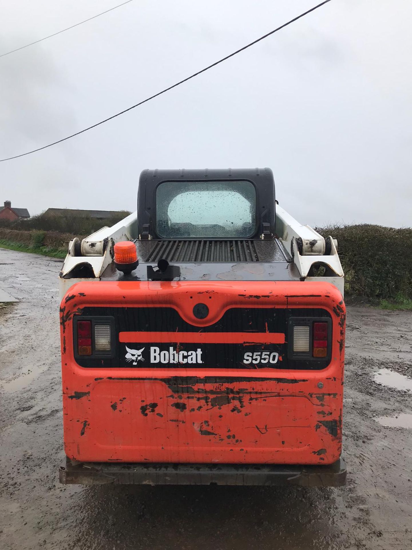 BOBCAT S550 SKID STEER LOADER, SHOWING 2261 HOURS, YEAR 2014, RUNS, DRIVES AND LIFTS *PLUS VAT* - Image 4 of 6