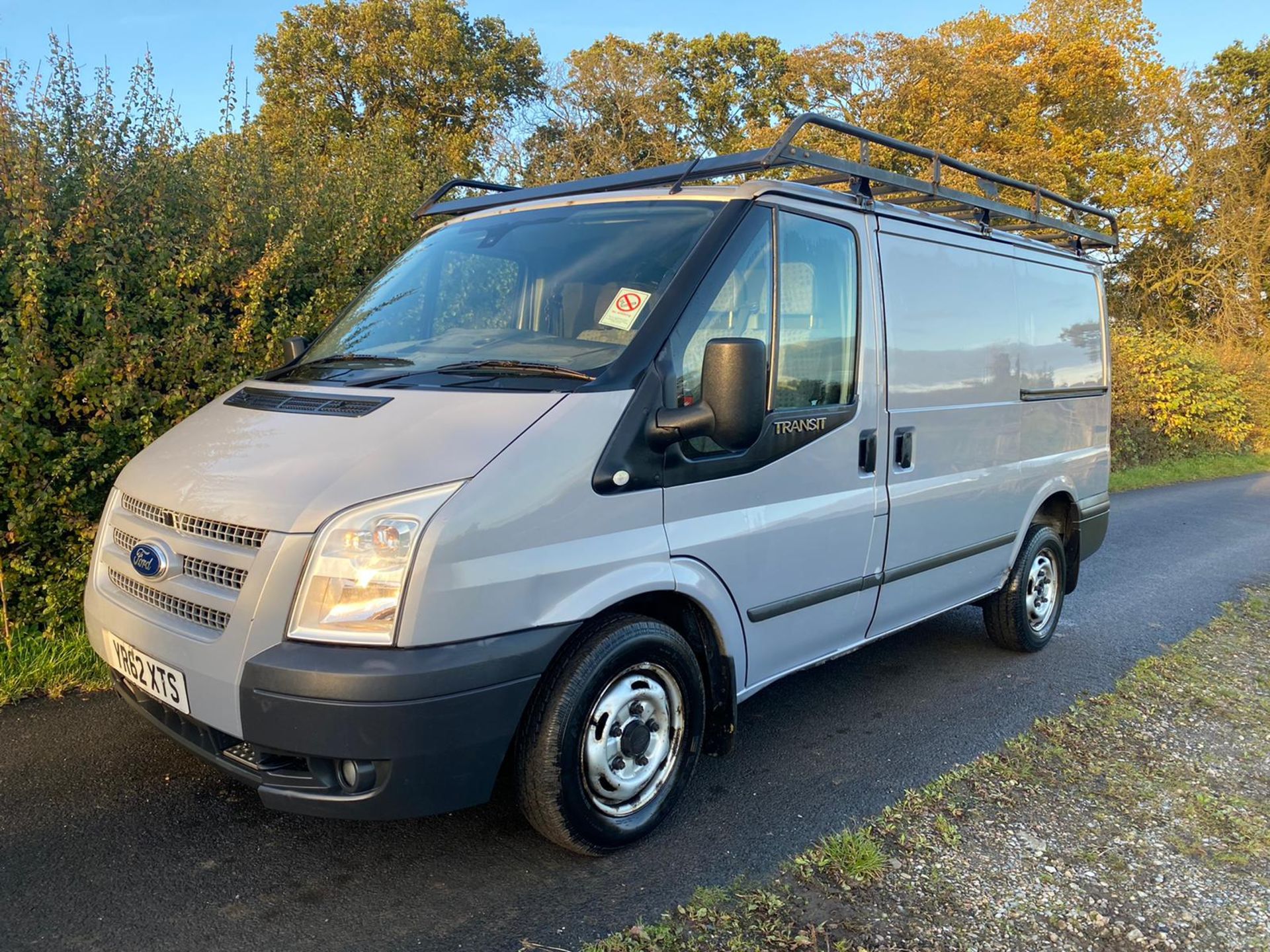 2012/62 REG FORD TRANSIT 125 T260 TREND FWD 2.2 DIESEL SILVER PANEL VAN, SHOWING 4 FORMER KEEPERS - Image 2 of 10