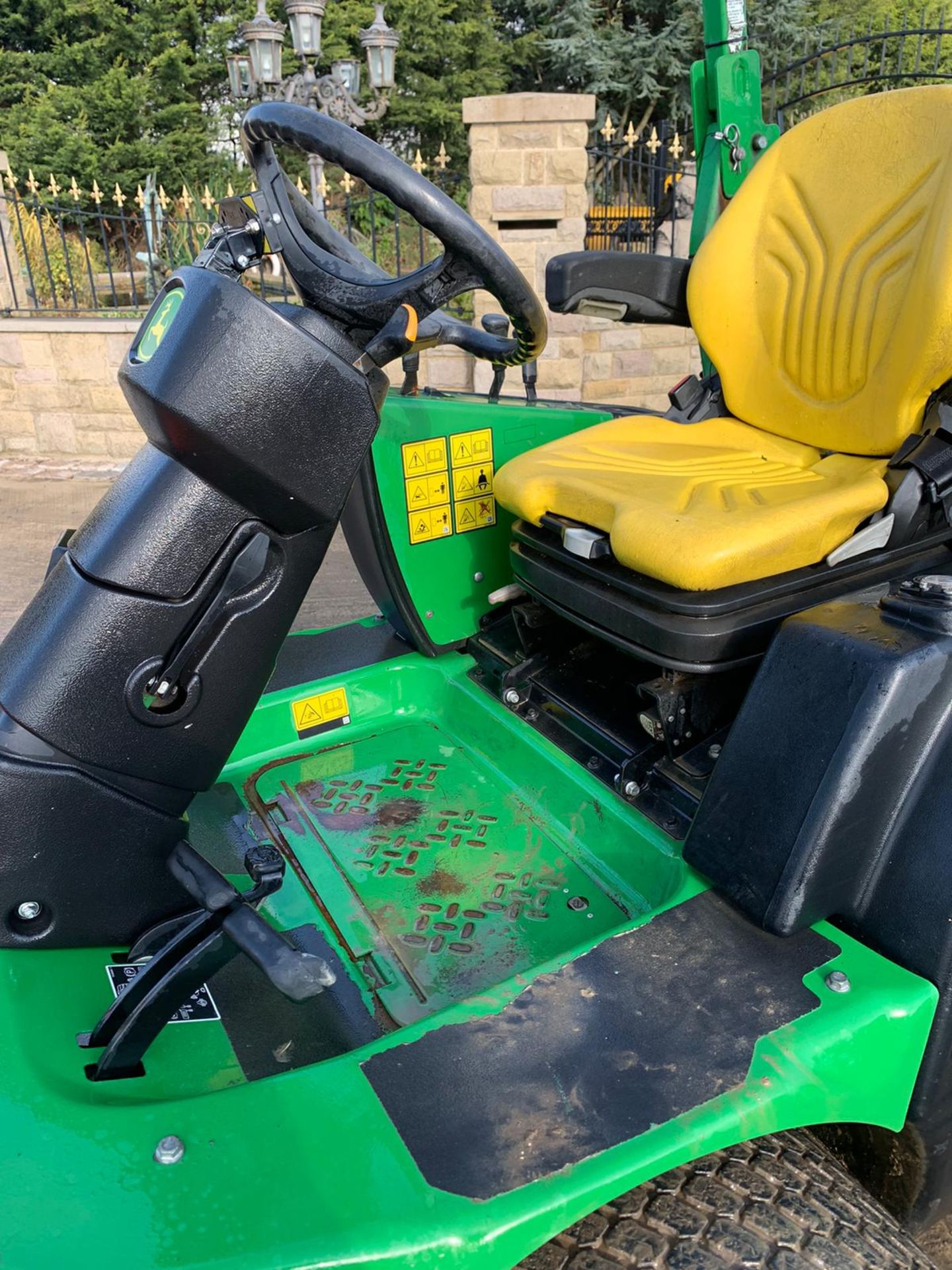 2016 JOHN DEERE 1580 MOWER, RUNS, DRIVES AND CUTS, CLEAN MACHINE, 2135 HOURS, ROAD REGISTERED - Image 3 of 5