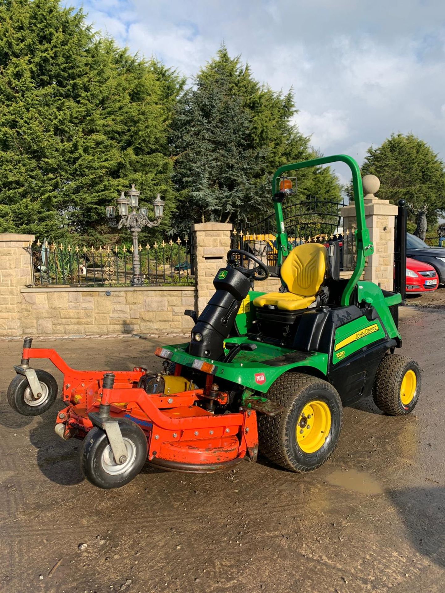 2016 JOHN DEERE 1580 MOWER, RUNS, DRIVES AND CUTS, CLEAN MACHINE, 2135 HOURS, ROAD REGISTERED