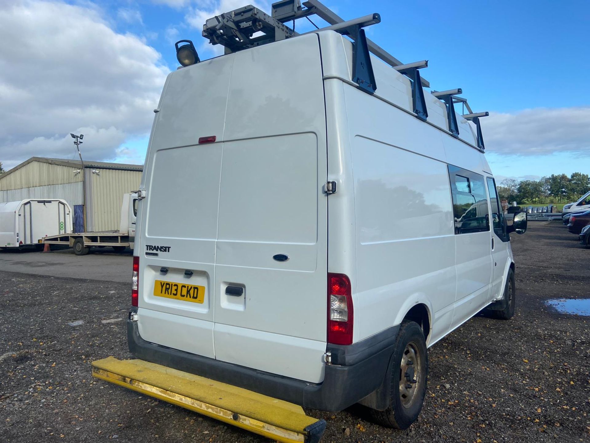 2013/13 REG FORD TRANSIT 100 T350 RWD 2.2 DIESEL WHITE WELFARE PANEL VAN, SHOWING 1 FORMER KEEPER - Image 6 of 11