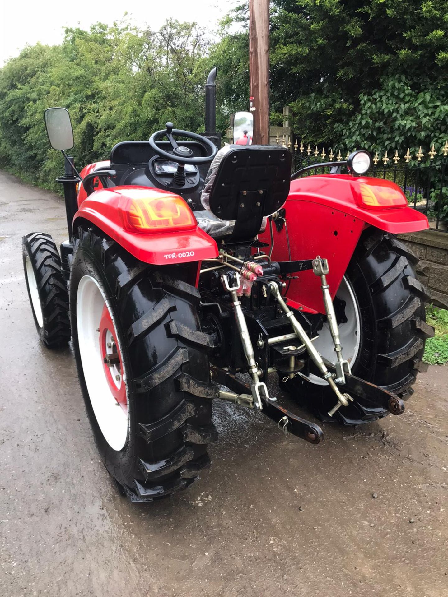 UNUSED ZOOM 604WD TRACTOR, RUNS AND DRIVES *PLUS VAT* - Image 3 of 4