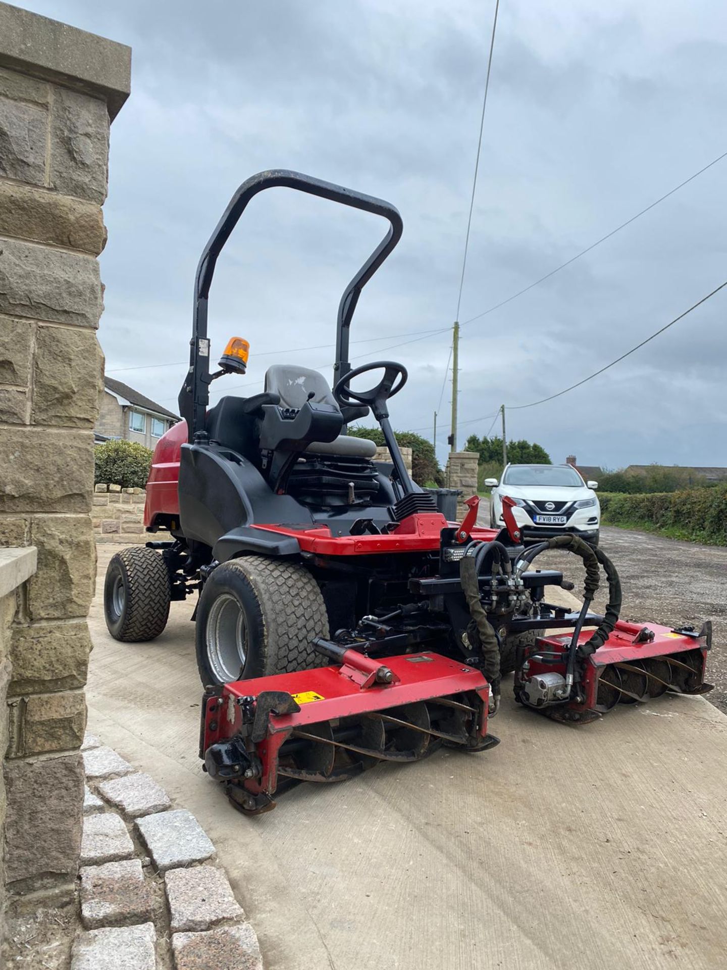 2014 TORO LT3340 CYLINDER MOWER, RUNS, WORKS AND CUTS, IN GOOD CONDITION, 4 WHEEL DRIVE *PLUS VAT* - Image 4 of 5