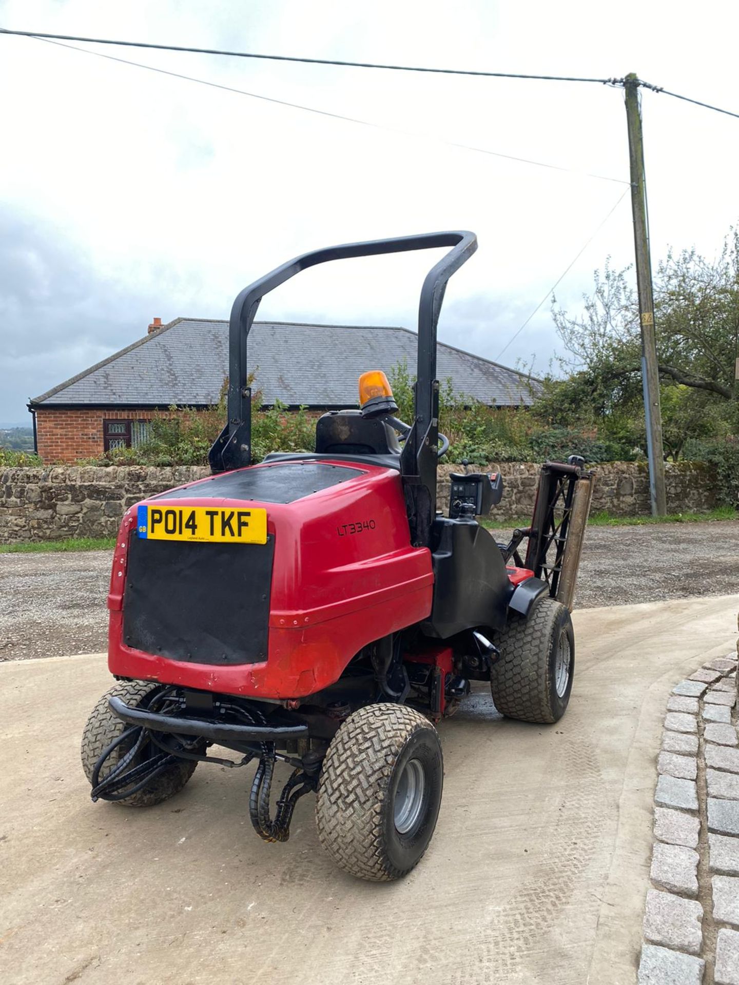 2014 TORO LT3340 CYLINDER MOWER, RUNS, WORKS AND CUTS, IN GOOD CONDITION, 4 WHEEL DRIVE *PLUS VAT* - Image 5 of 5