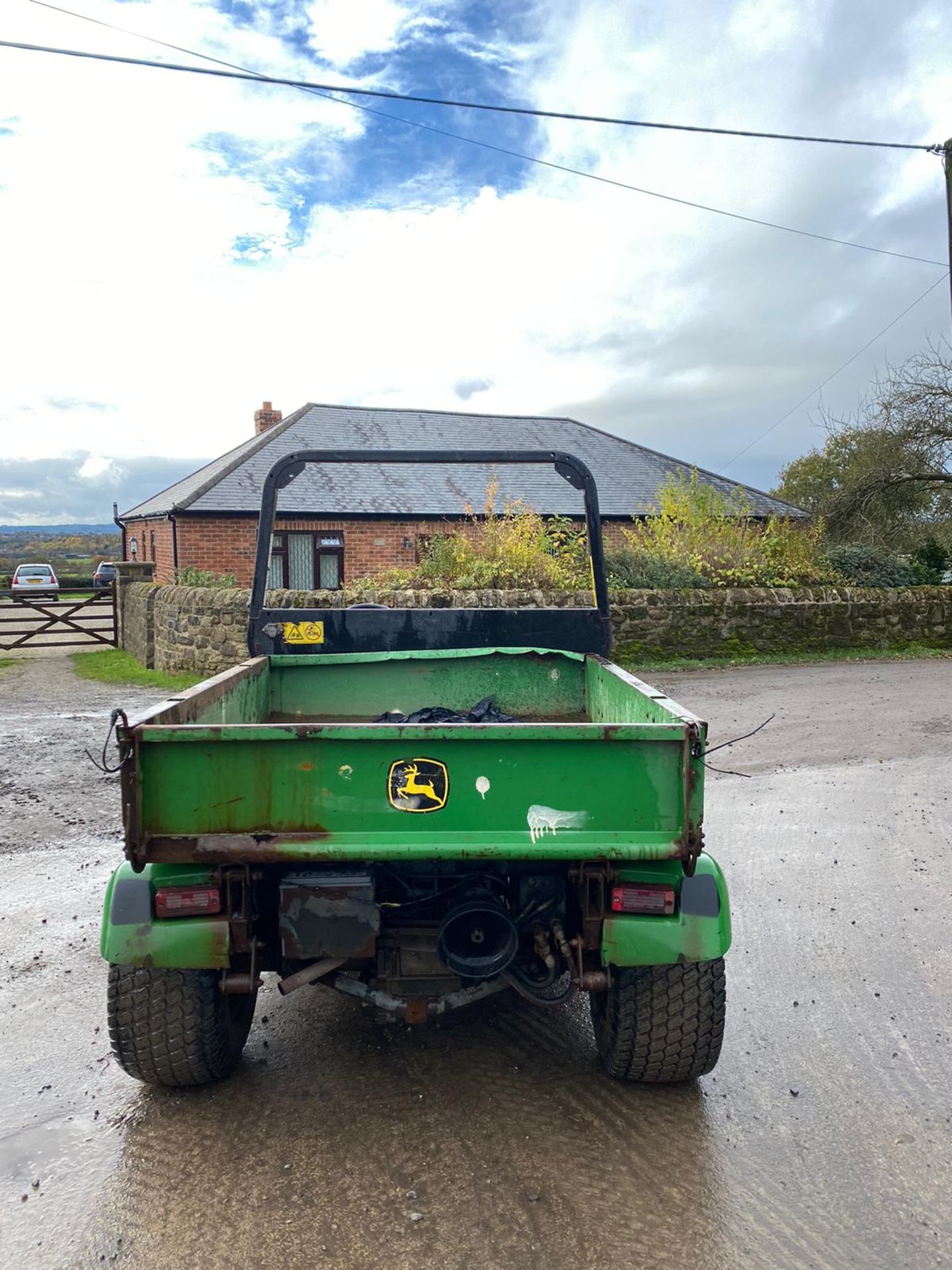 JOHN DEERE PRO GATOR, REAR PTO WHICH WORKS, RUNS, WORKS AND TIPS, 4 WHEEL DRIVE *PLUS VAT* - Image 6 of 7