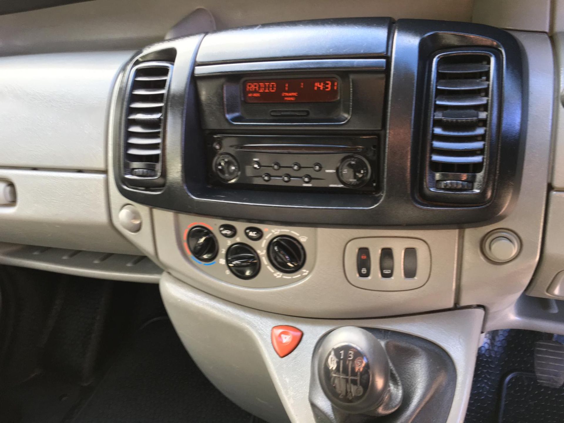 2007/57 REG RENAULT TRAFIC LL29 DCI 115 2.0 DIESEL PANEL VAN, SHOWING 4 FORMER KEEPERS *NO VAT* - Image 8 of 13