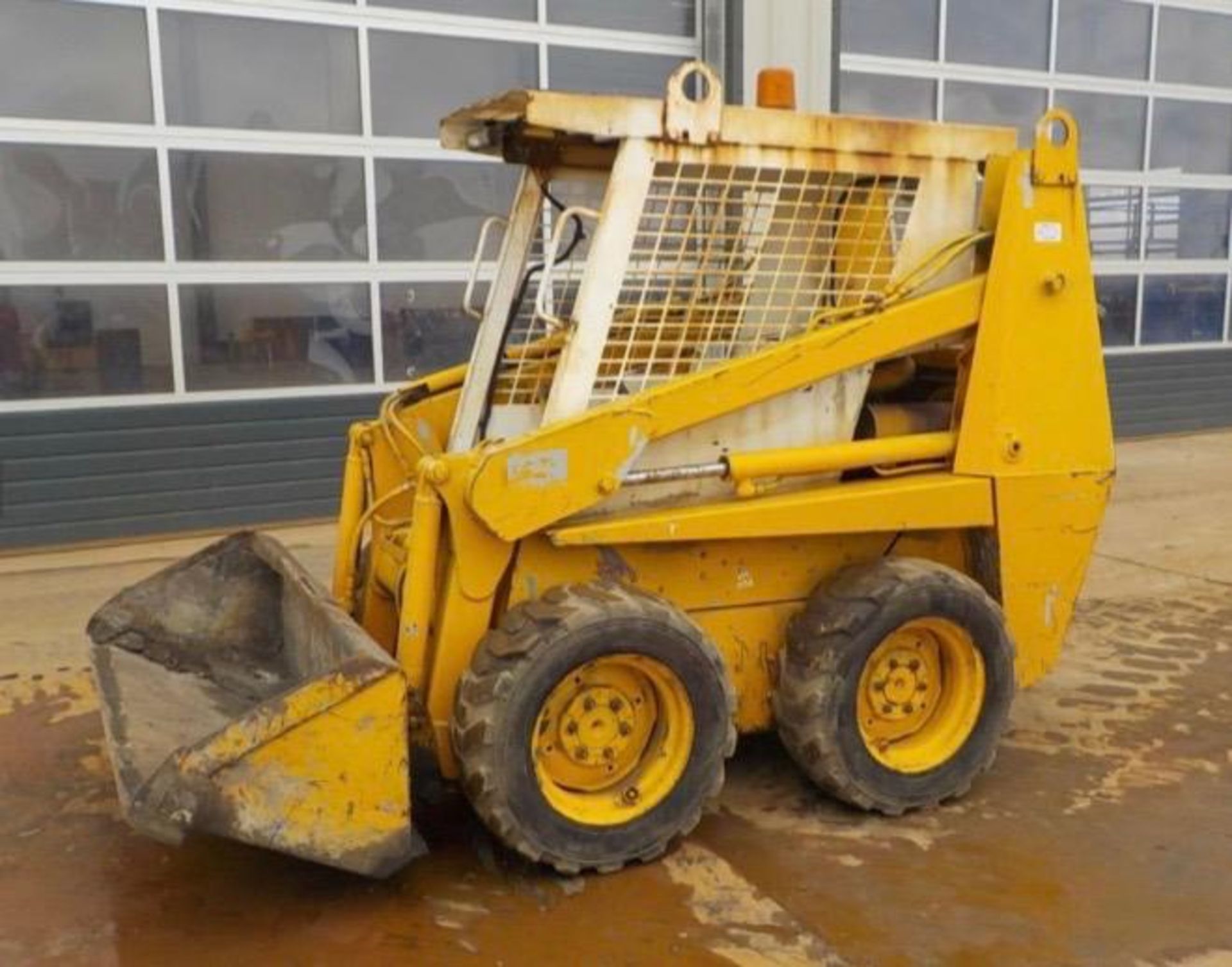 CASE 1840B SKID STEER LOADER, STARTS, RUNS, DRIVES AND WORKS AS IT SHOULD, PIPED FOR 3RD SERVICE - Image 3 of 6