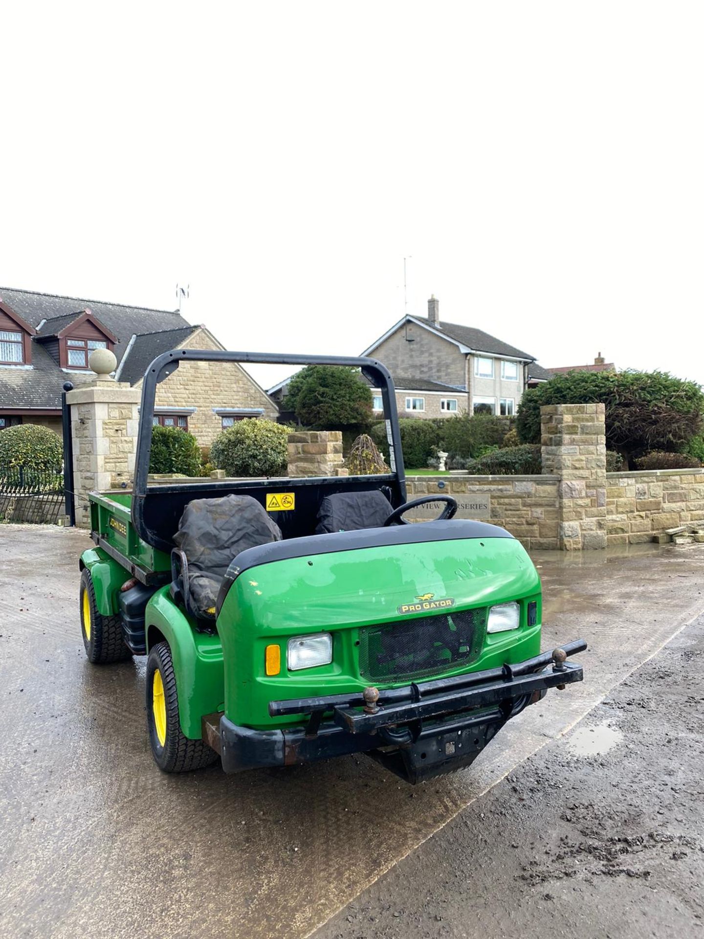 JOHN DEERE PRO GATOR, REAR PTO WHICH WORKS, RUNS, WORKS AND TIPS, 4 WHEEL DRIVE *PLUS VAT* - Image 2 of 7