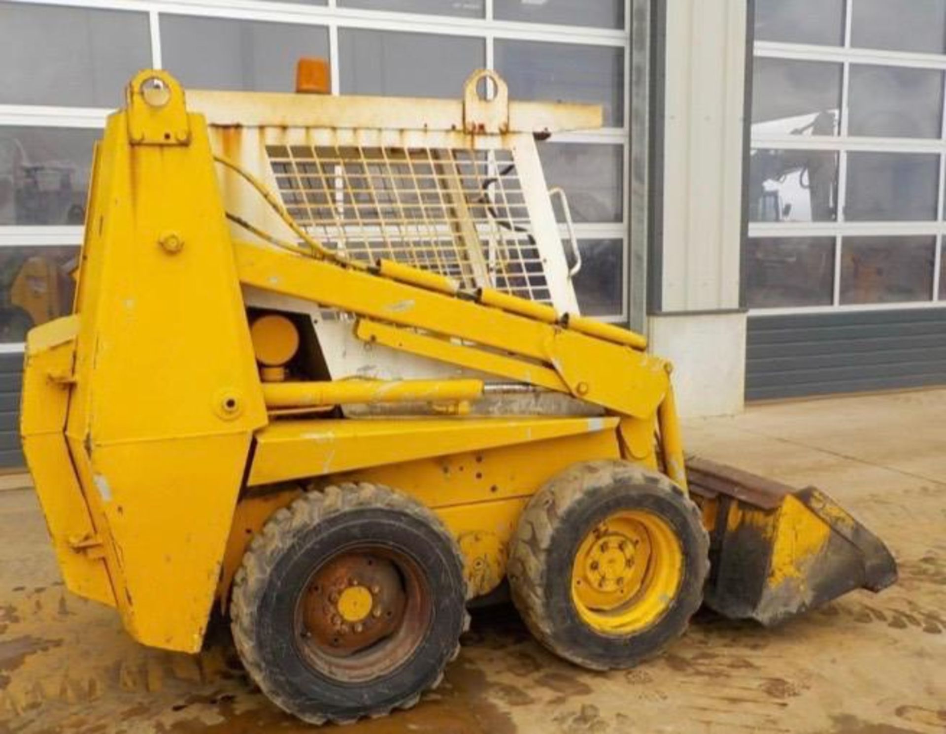 CASE 1840B SKID STEER LOADER, STARTS, RUNS, DRIVES AND WORKS AS IT SHOULD, PIPED FOR 3RD SERVICE - Image 5 of 6