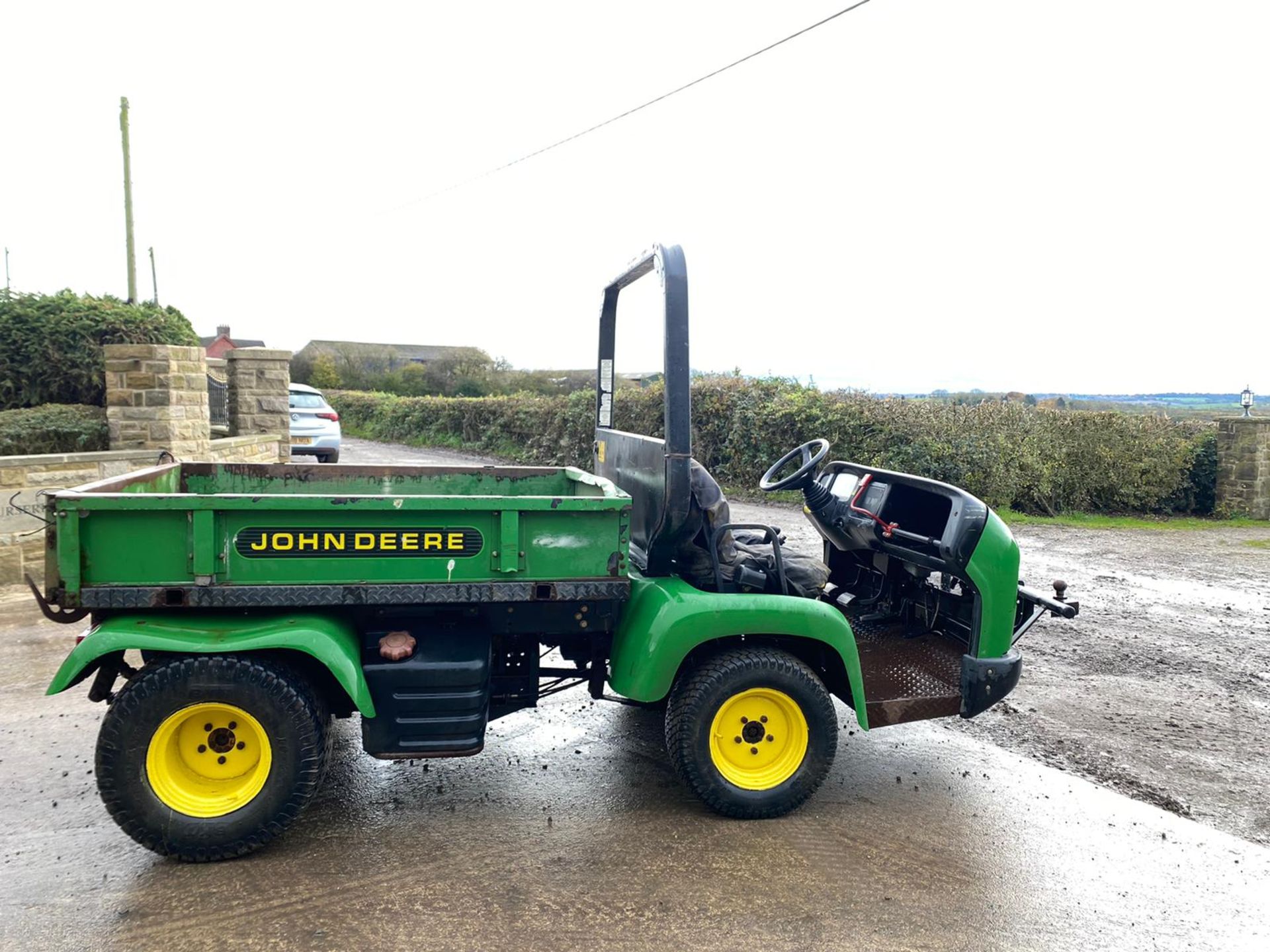 JOHN DEERE PRO GATOR, REAR PTO WHICH WORKS, RUNS, WORKS AND TIPS, 4 WHEEL DRIVE *PLUS VAT* - Image 3 of 7