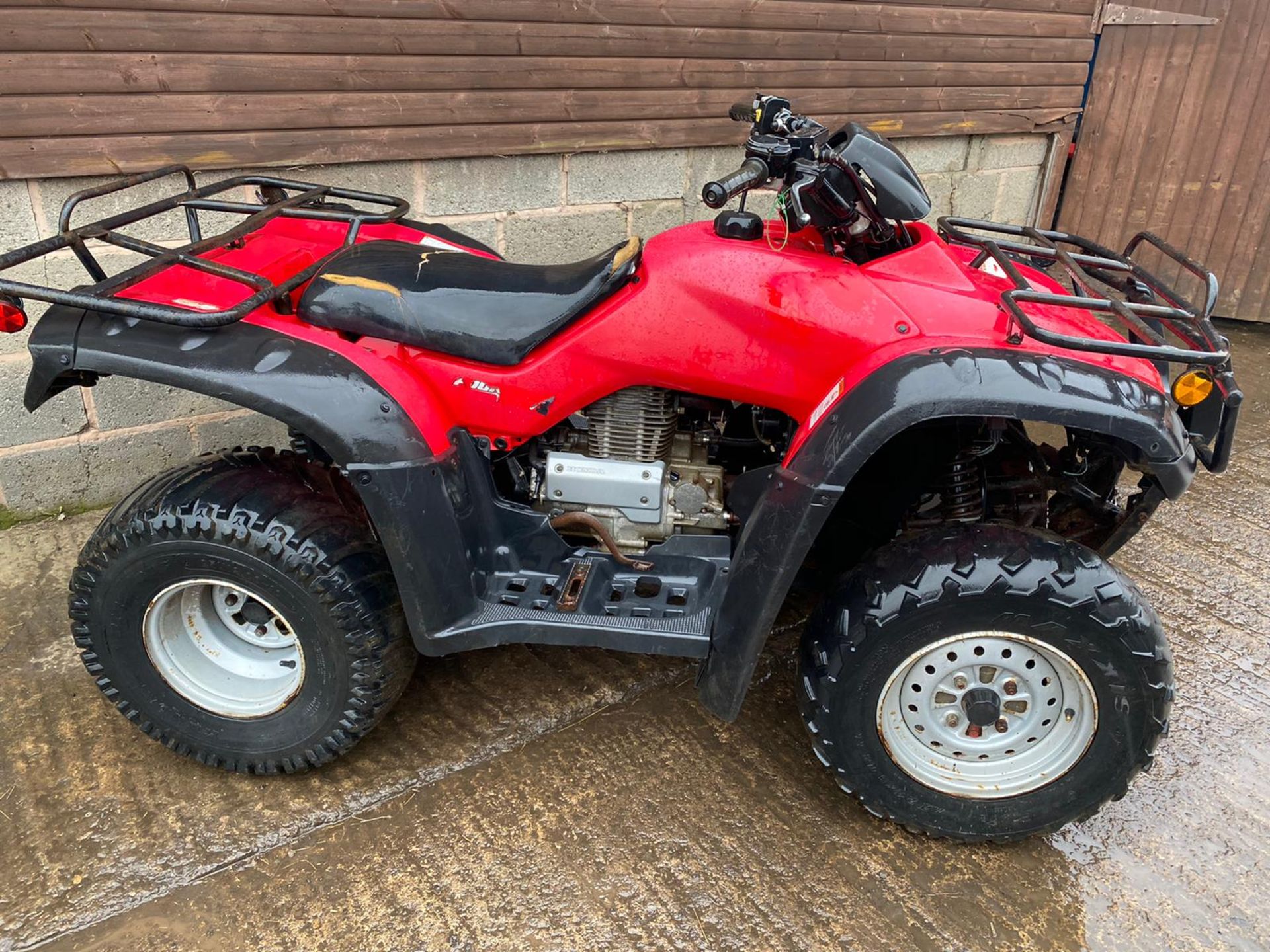 HONDA TRX350 FARM QUAD, STARTS, RUNS AND DRIVES, LIGHTS ALL WORKING, TOW BAR *PLUS VAT* - Image 5 of 6