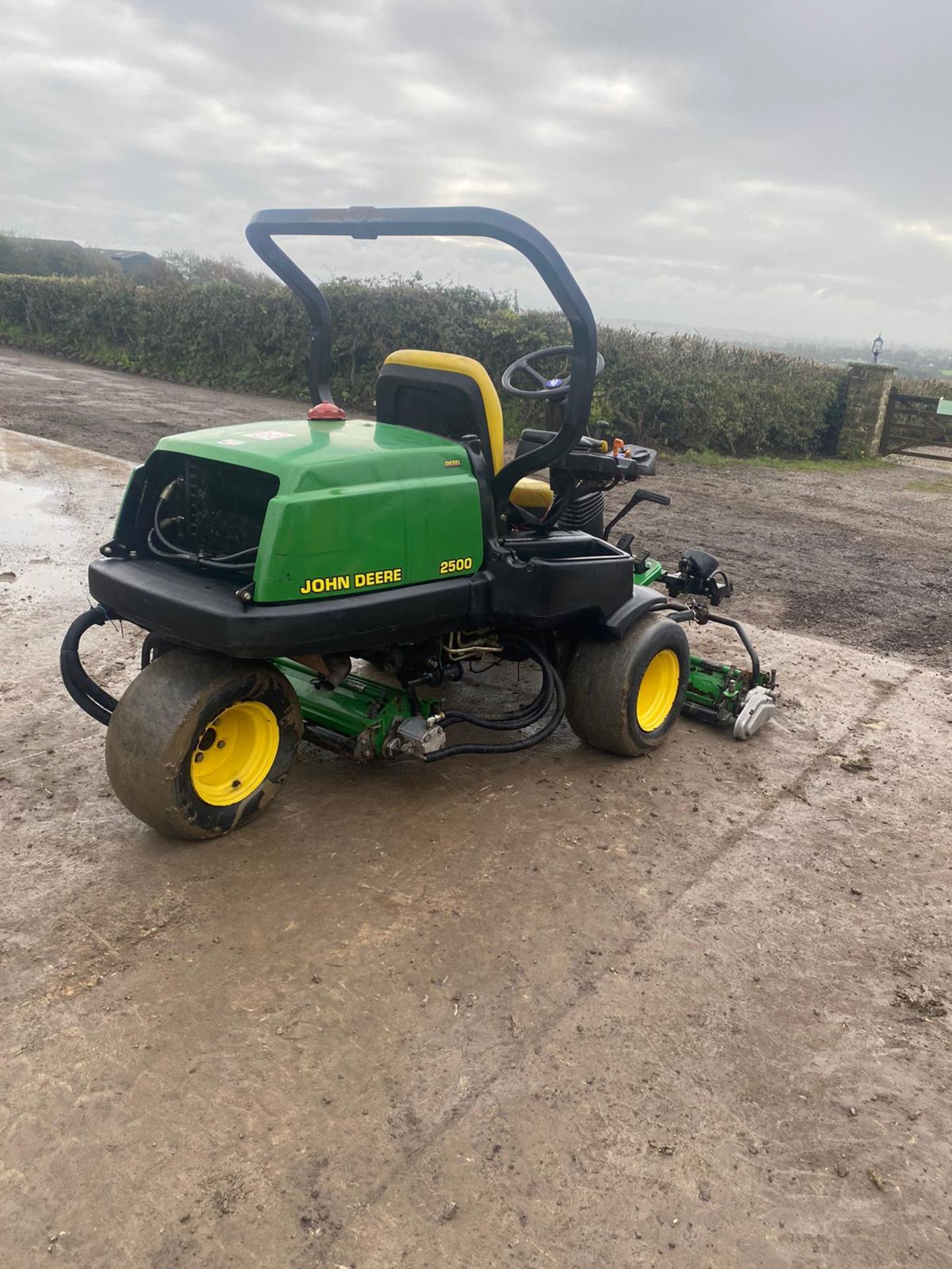 JOHN DEERE 2500 RIDE ON LAWN MOWER, RUNS, DRIVES AND CUTS, NEW BATTERY *NO VAT* - Image 5 of 6