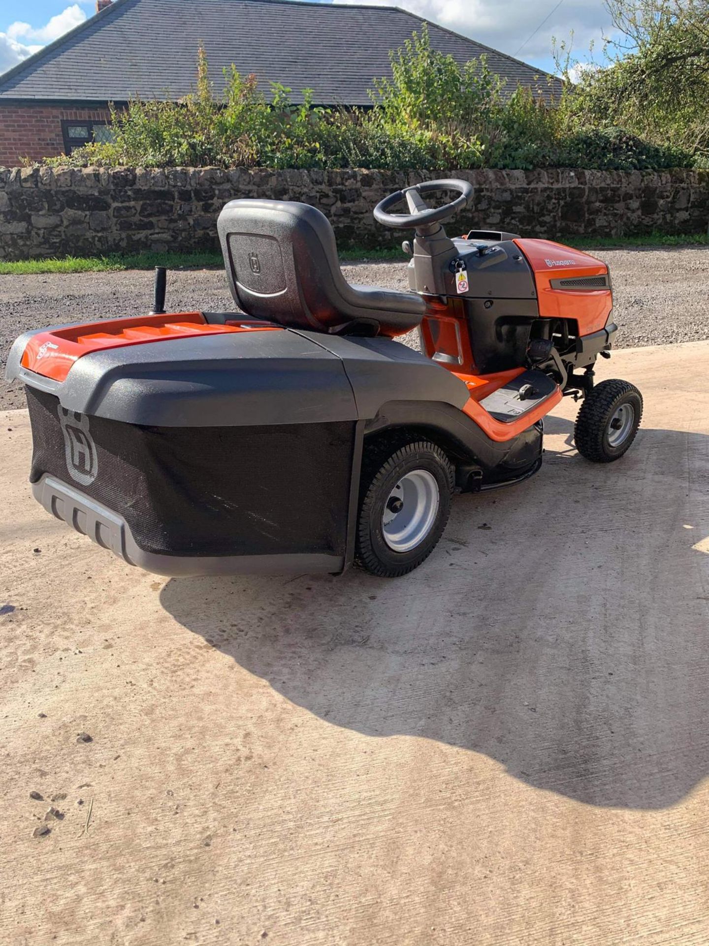 HUSQVARNA CTH 126 RIDE ON LAWN MOWER, RUNS, DRIVES AND CUTS, EX DEMO CONDITION, CLEAN MACHINE - Image 7 of 7