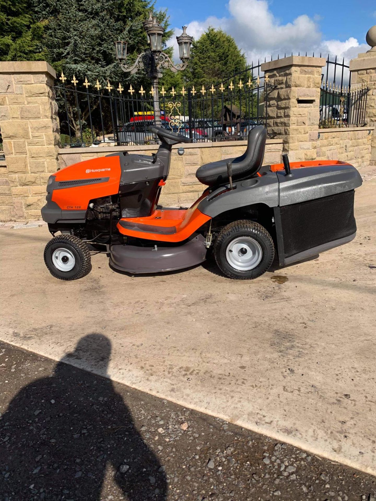 HUSQVARNA CTH 126 RIDE ON LAWN MOWER, RUNS, DRIVES AND CUTS, EX DEMO CONDITION, CLEAN MACHINE - Image 5 of 7