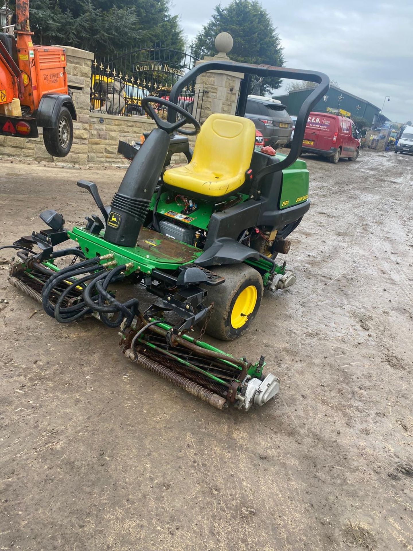 JOHN DEERE 2500 RIDE ON LAWN MOWER, RUNS, DRIVES AND CUTS, NEW BATTERY *NO VAT* - Image 6 of 6