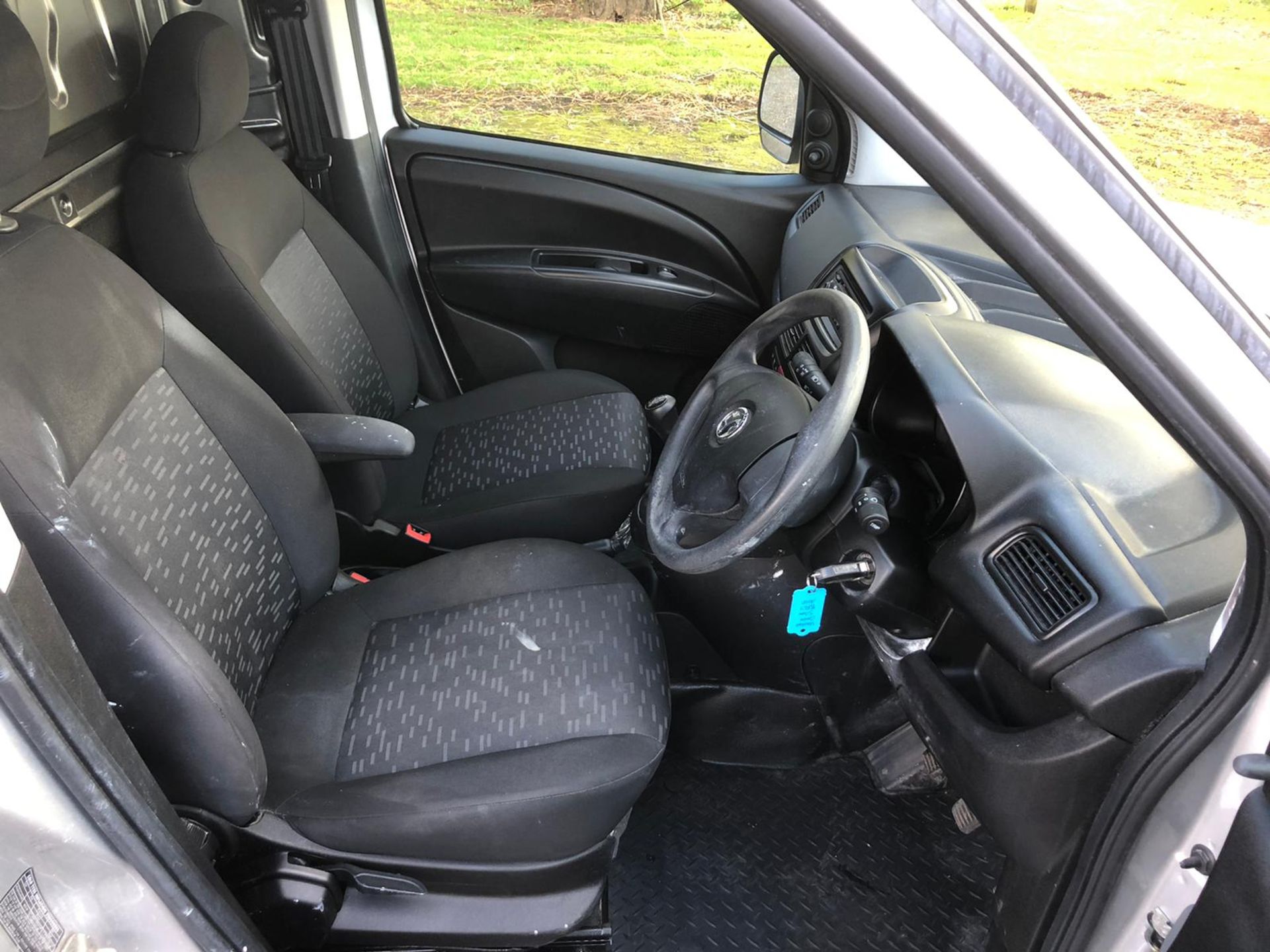 2017/67 REG VAUXHALL COMBO 2300 CDTI ECOFLEX 1.25 DIESEL SILVER PANEL VAN, SHOWING 0 FORMER KEEPERS - Image 9 of 14