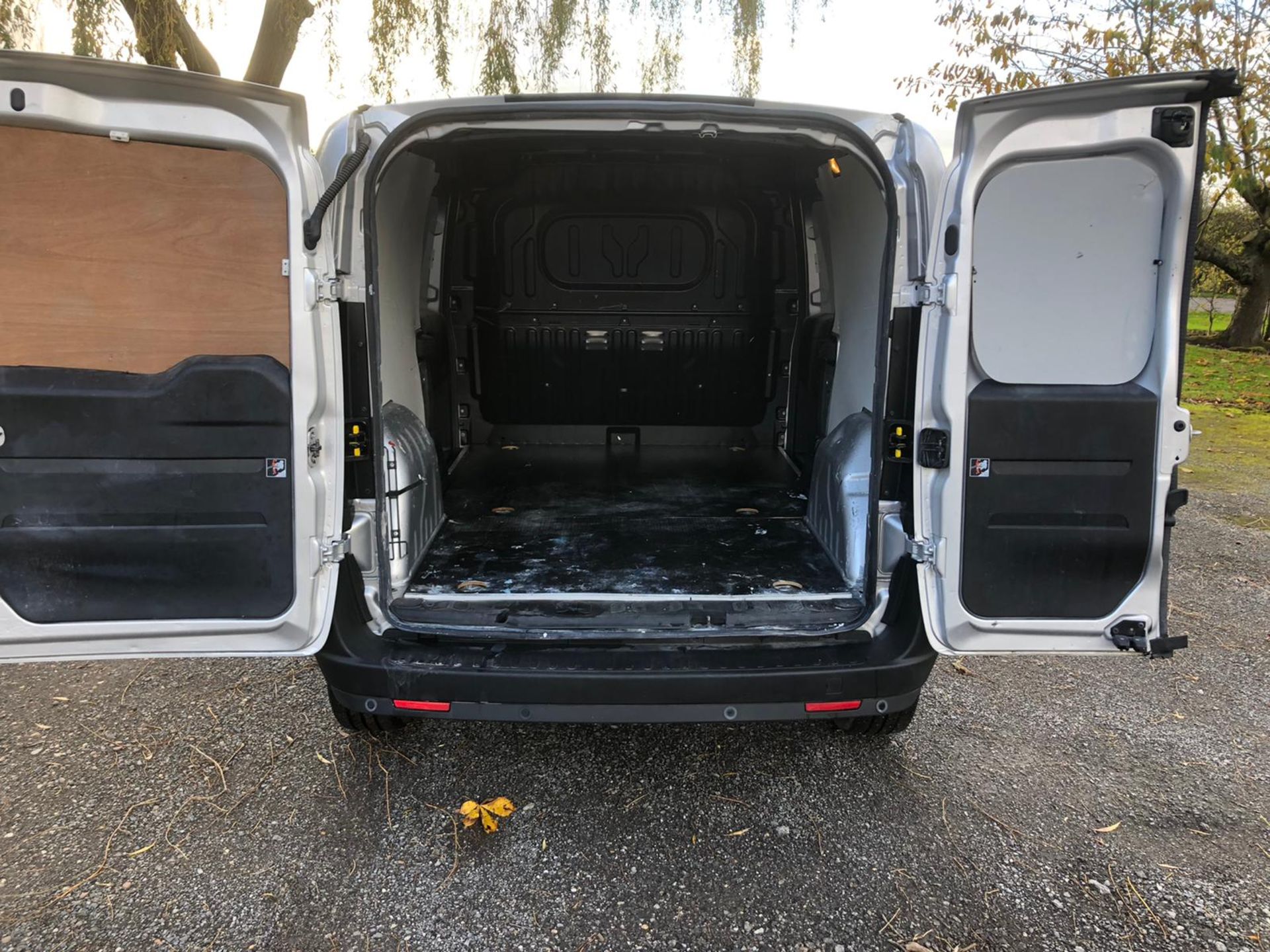 2017/67 REG VAUXHALL COMBO 2300 CDTI ECOFLEX 1.25 DIESEL SILVER PANEL VAN, SHOWING 0 FORMER KEEPERS - Image 13 of 14