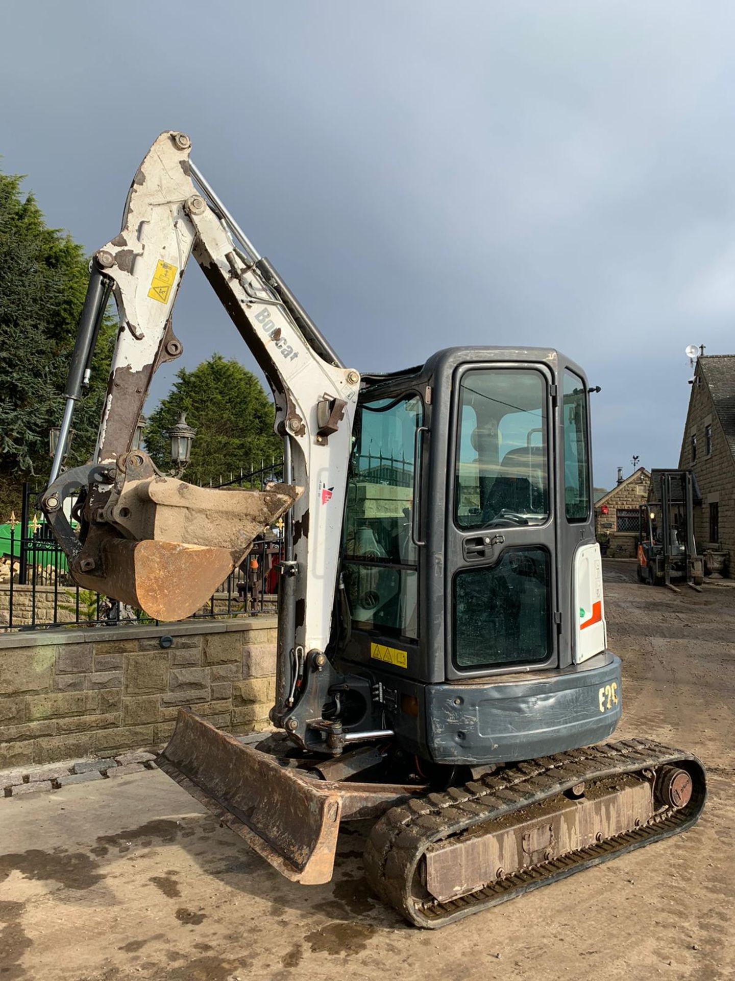 2012 BOBCAT E26 RUBBER TRACKED CRAWLER EXCAVATOR / MINI DIGGER, RUNS, DRIVES AND DIGS, 3 X BUCKETS - Image 3 of 5