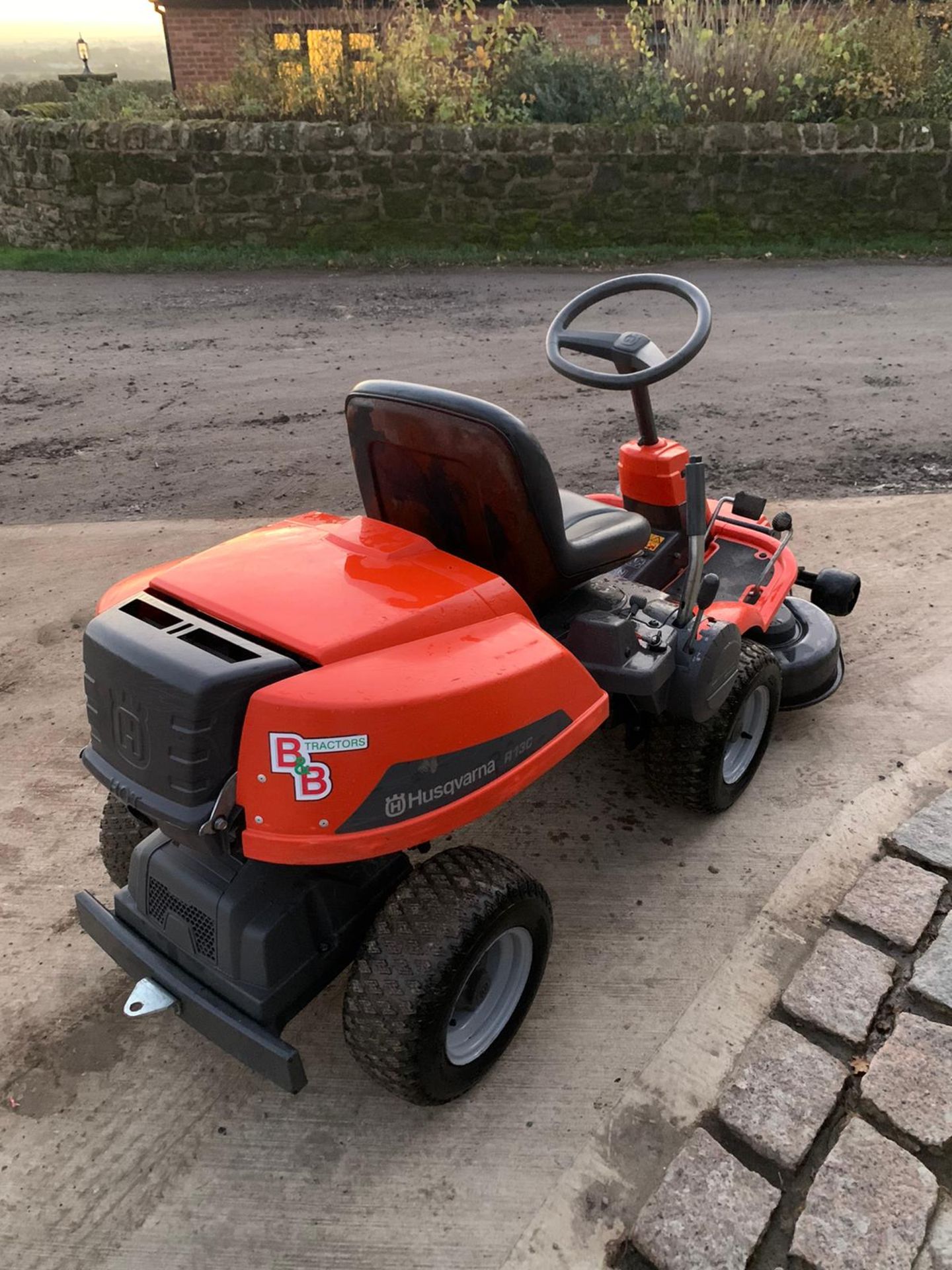 HUSQUVARNA R13C OUT FRONT RIDE ON LAWN MOWER, RUNS, DRIVES AND CUTS *NO VAT* - Image 2 of 5