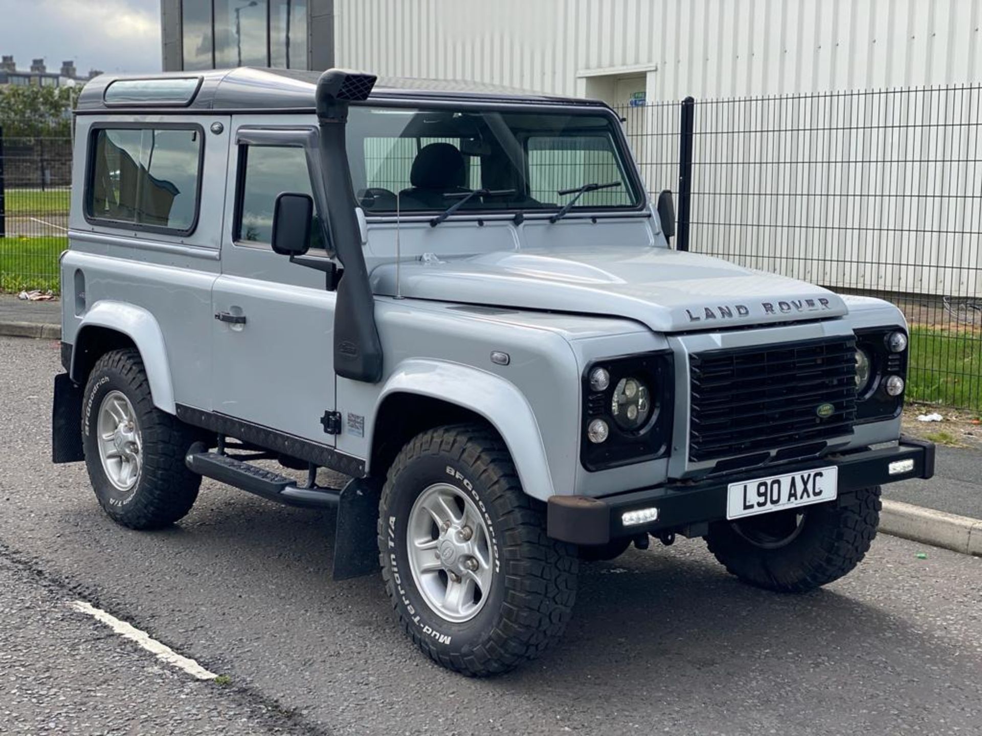 2008/08 REG LAND ROVER DEFENDER 90 XS SW SWB 2.4 DIESEL SILVER, SHOWING 4 FORMER KEEPERS *NO VAT* - Image 2 of 22