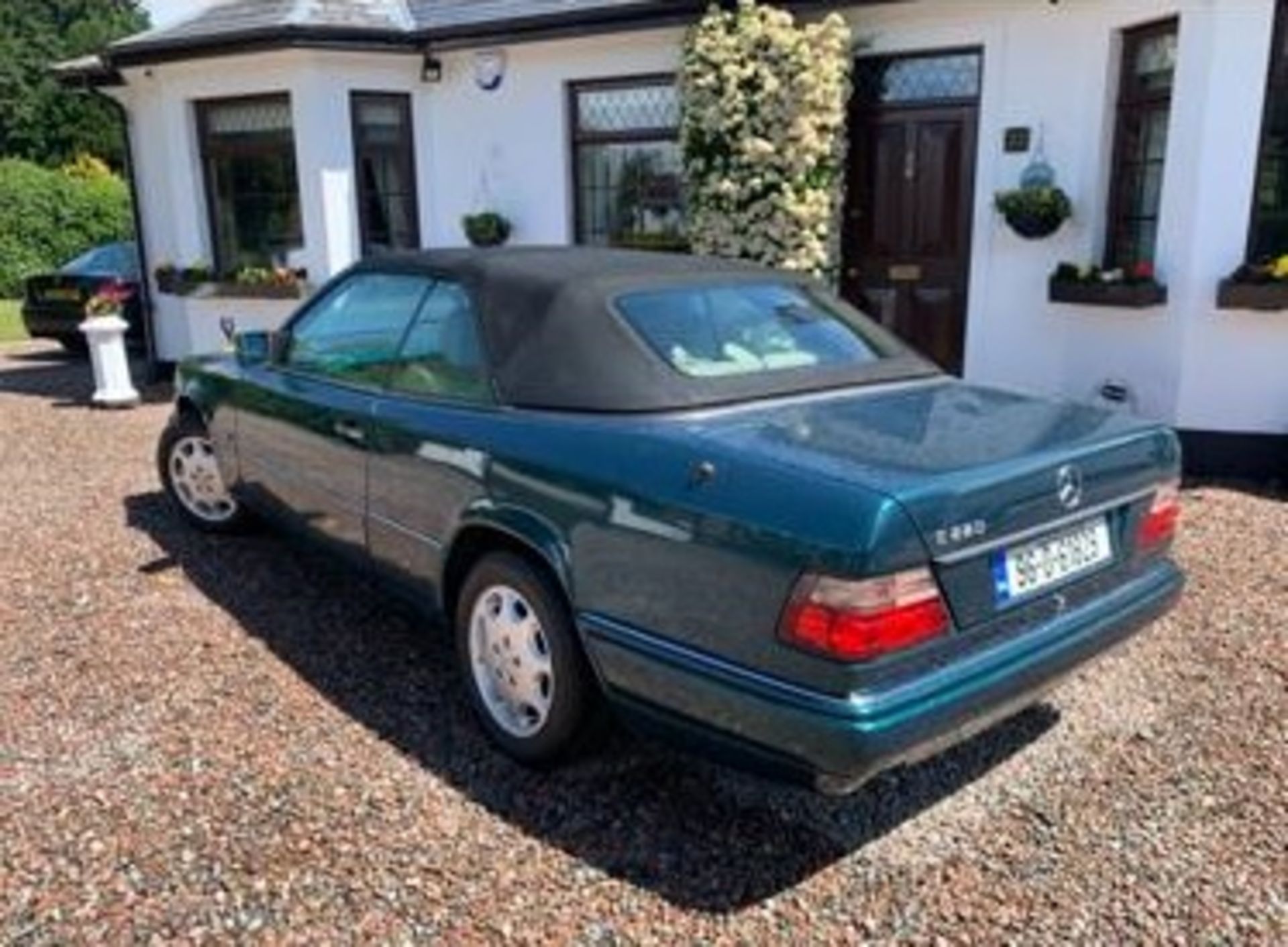 MERCEDES E220 CONVERTIBLE, 145,000 MILES, CLASSIC CAR, STARTS, RUNS AND DRIVES *NO VAT* - Image 7 of 8