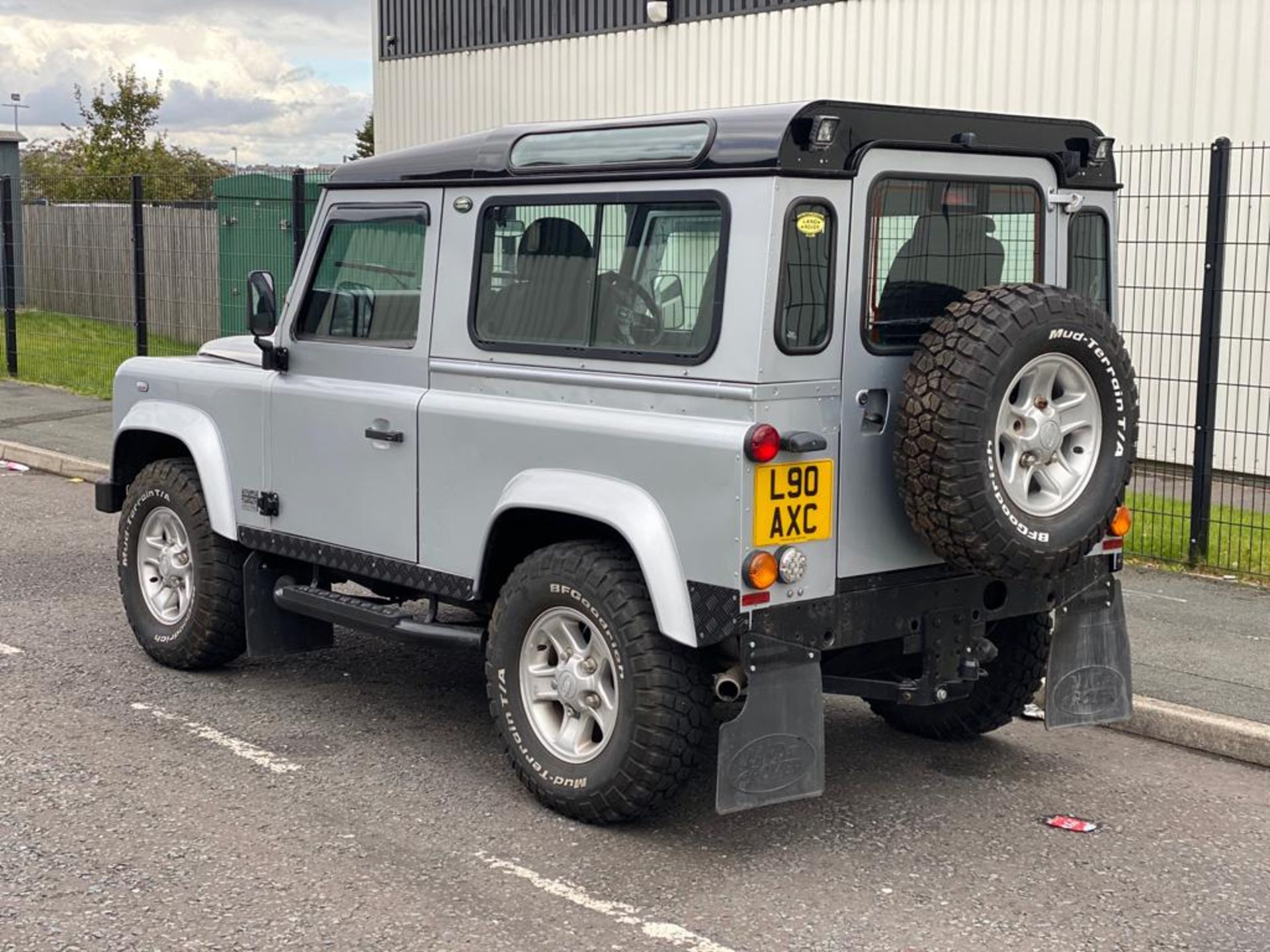 2008/08 REG LAND ROVER DEFENDER 90 XS SW SWB 2.4 DIESEL SILVER, SHOWING 4 FORMER KEEPERS *NO VAT* - Image 12 of 22