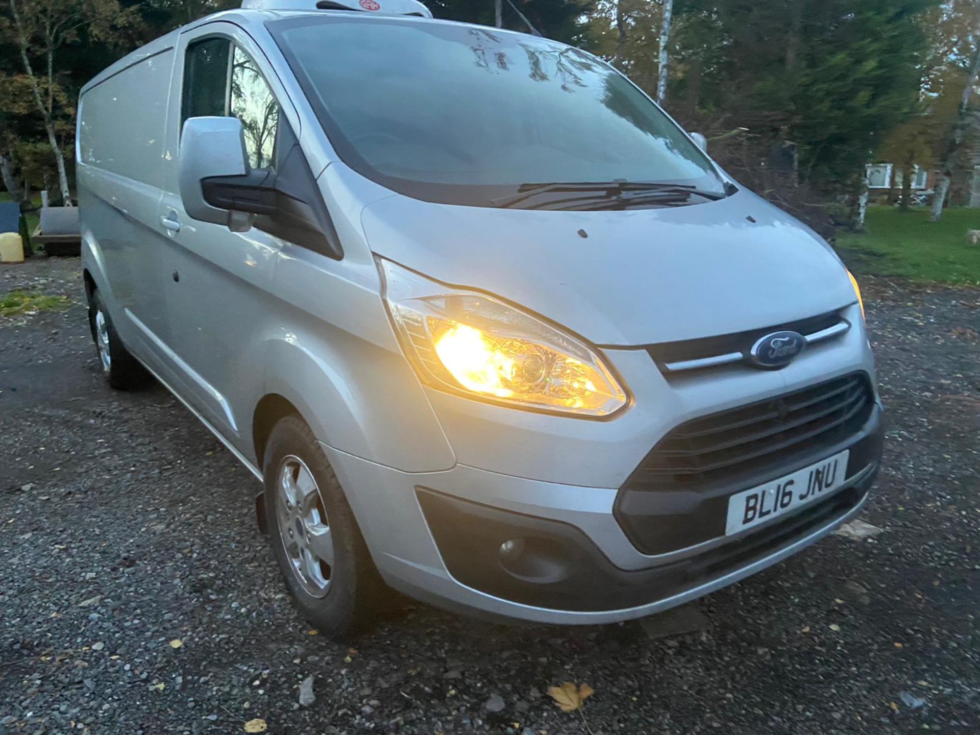 2016/16 REG FORD TRANSIT CUSTOM 290 LTD ECO-TECH 2.2 DIESEL FRIDGE VAN, SHOWING 1 FORMER KEEPER - Image 2 of 10