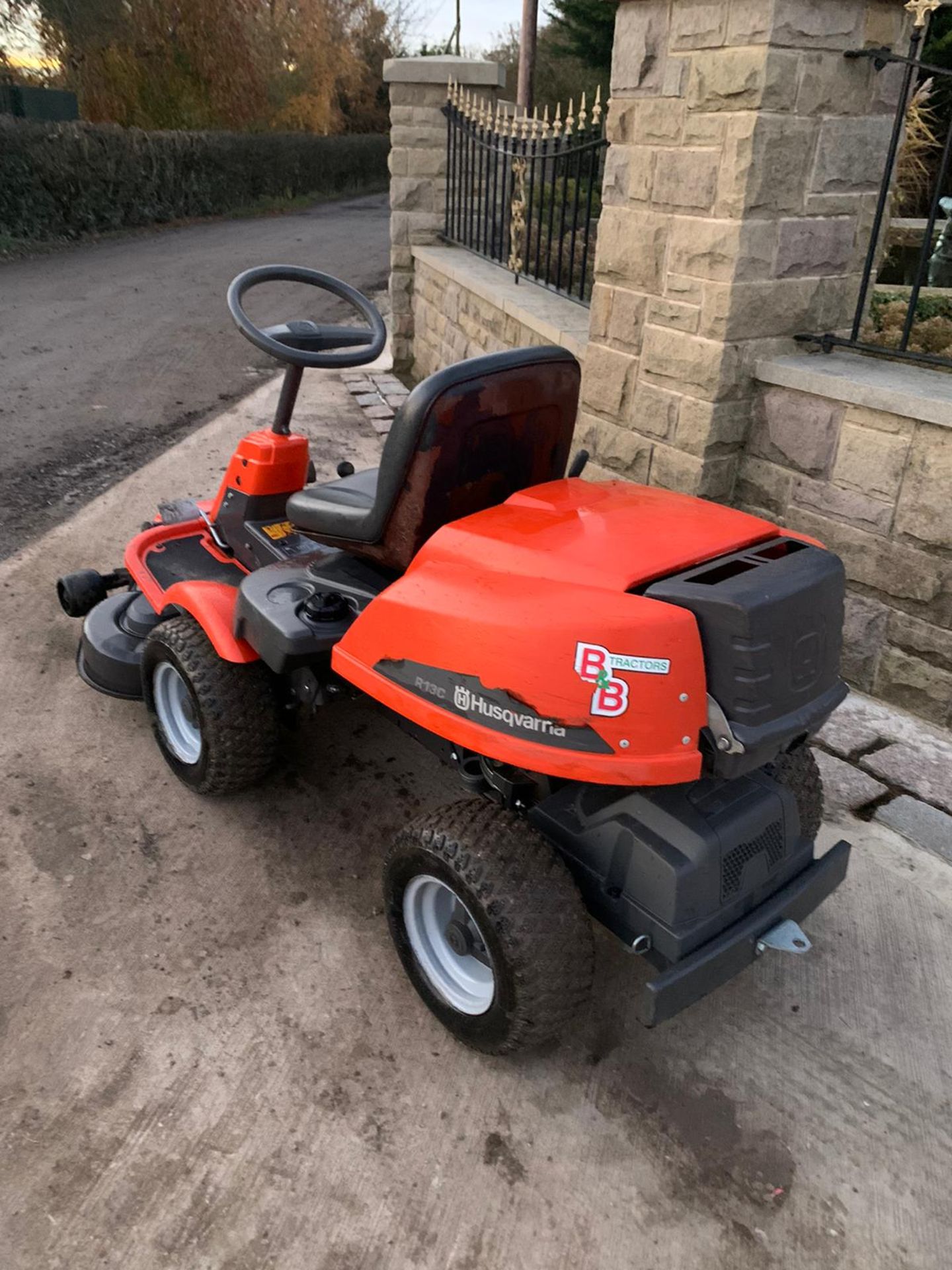 HUSQUVARNA R13C OUT FRONT RIDE ON LAWN MOWER, RUNS, DRIVES AND CUTS *NO VAT* - Image 5 of 5