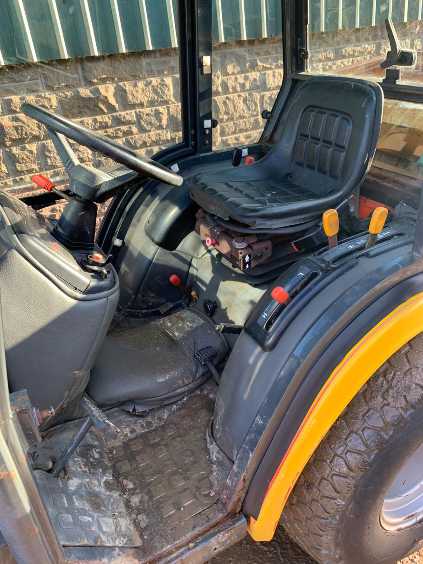 2005 KUBOTA B2110H COMPACT TRACTOR, RUNS, DRIVES AND WORKS, FULL GLASS CAB, ROAD LEGAL *PLUS VAT* - Image 5 of 6