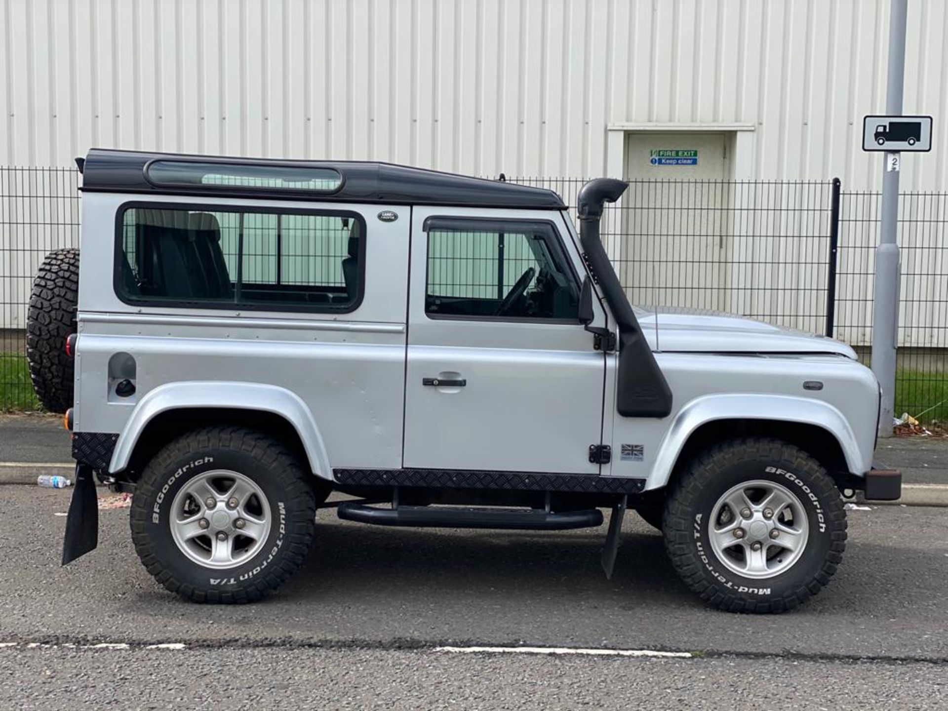 2008/08 REG LAND ROVER DEFENDER 90 XS SW SWB 2.4 DIESEL SILVER, SHOWING 4 FORMER KEEPERS *NO VAT* - Image 16 of 22