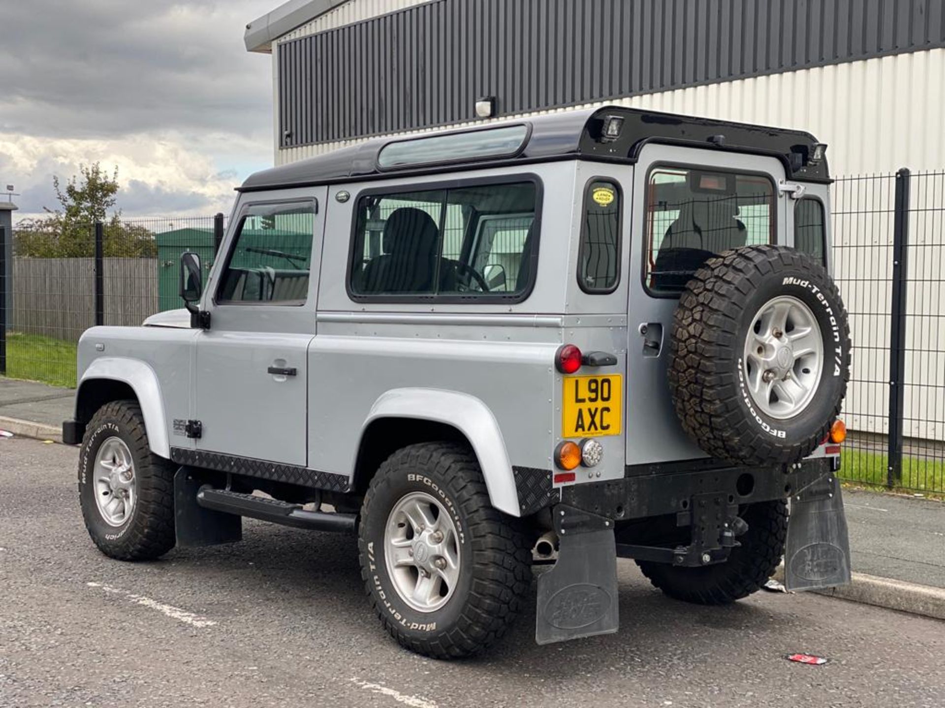 2008/08 REG LAND ROVER DEFENDER 90 XS SW SWB 2.4 DIESEL SILVER, SHOWING 4 FORMER KEEPERS *NO VAT* - Image 11 of 22