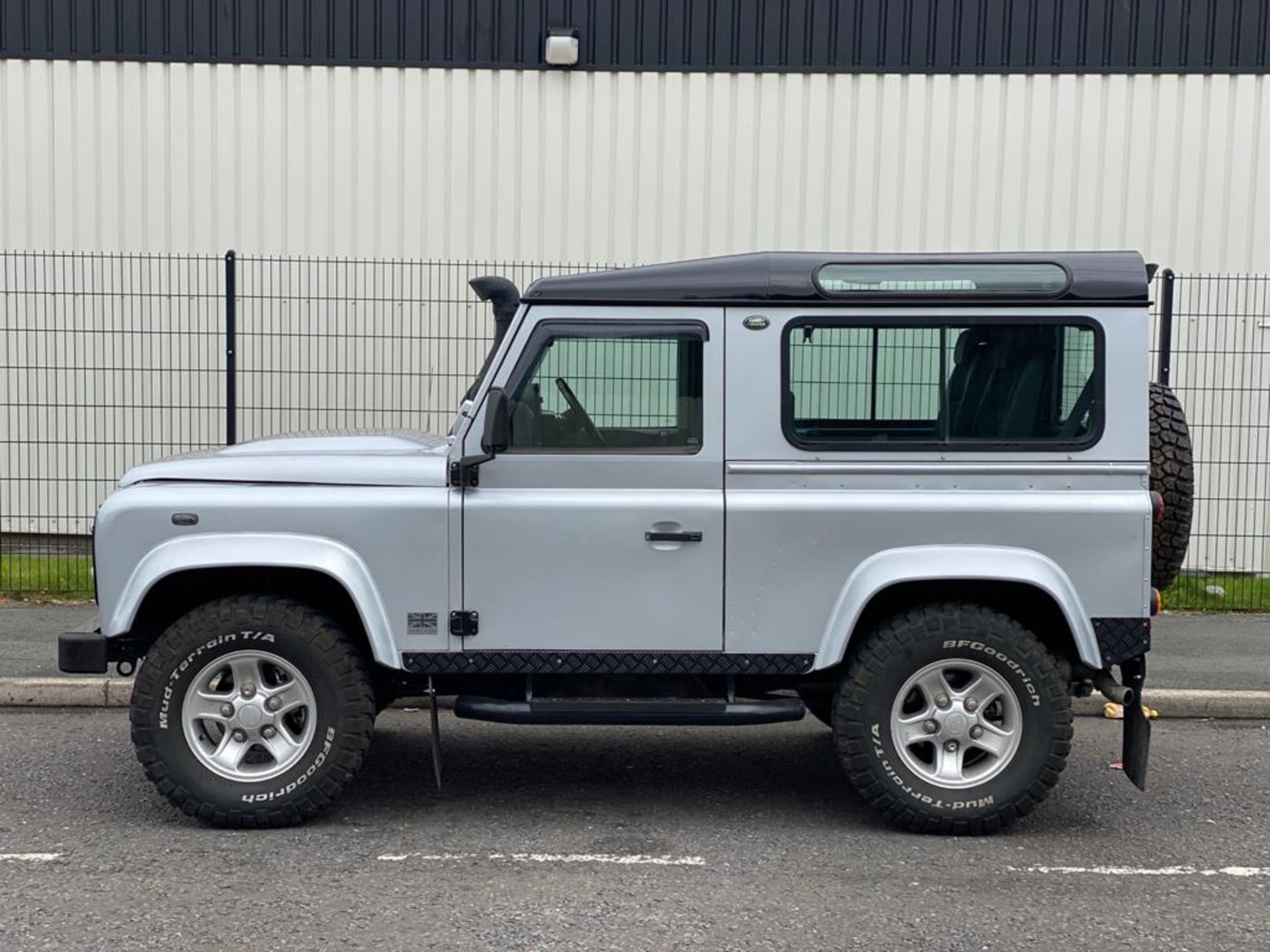 2008/08 REG LAND ROVER DEFENDER 90 XS SW SWB 2.4 DIESEL SILVER, SHOWING 4 FORMER KEEPERS *NO VAT* - Image 8 of 22