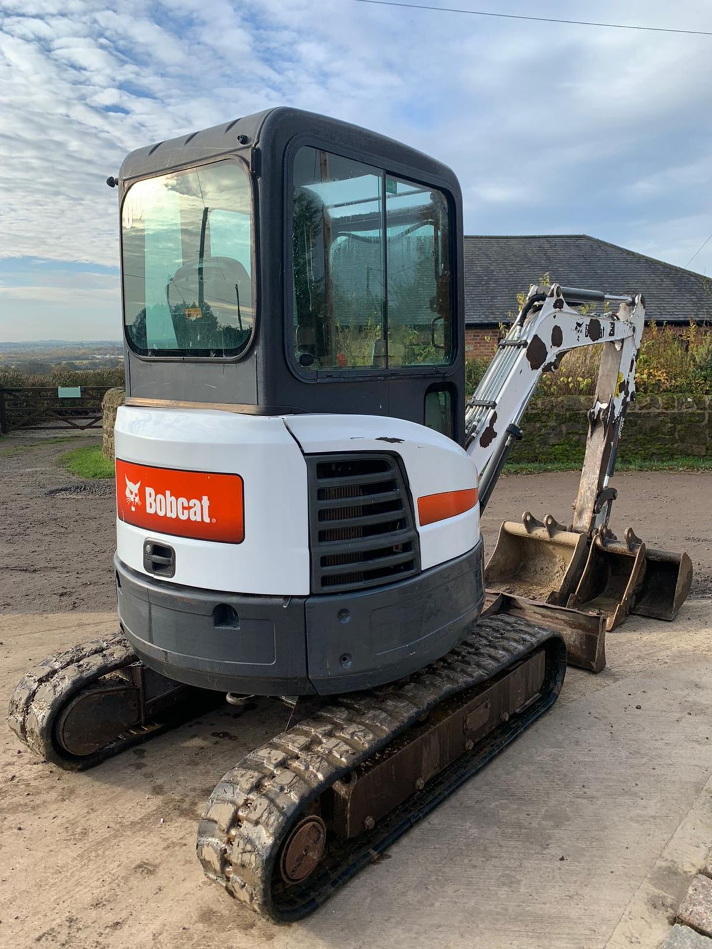 2012 BOBCAT E26 RUBBER TRACKED CRAWLER EXCAVATOR / MINI DIGGER, RUNS, DRIVES AND DIGS, 3 X BUCKETS - Image 2 of 5