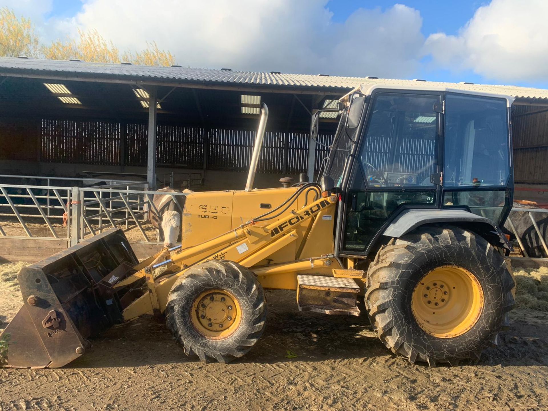 FORD NEW HOLLAND 655 TURBO DIESEL TRACTOR FULL GLASS CAB, C/W LOADER, YEAR 1994 *PLUS VAT* - Image 2 of 11