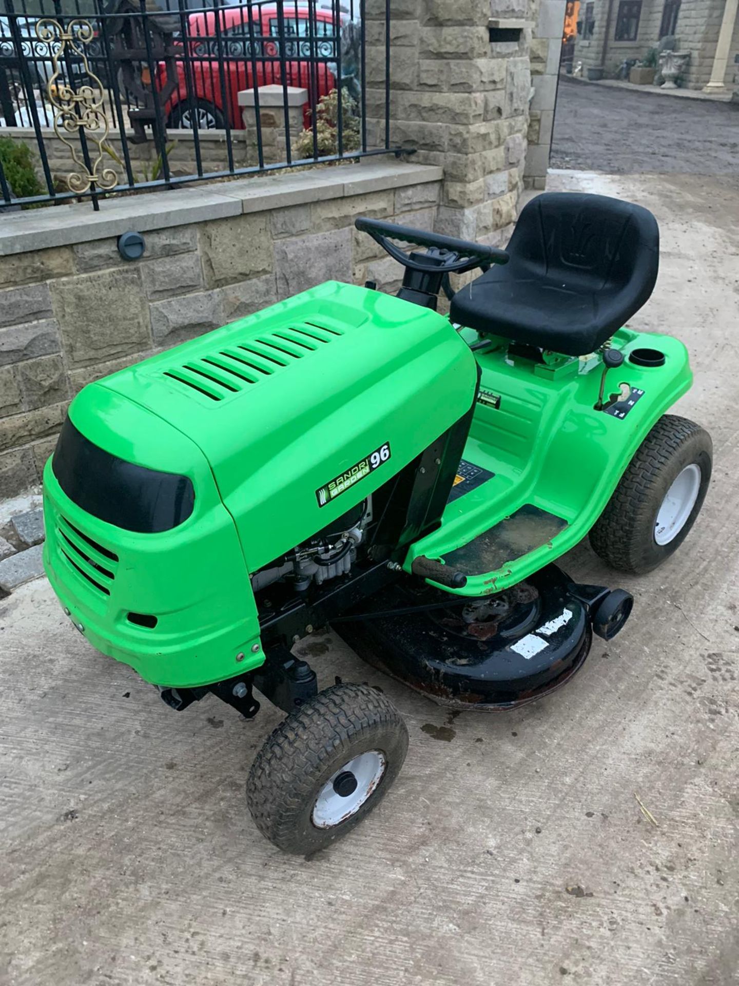 MTD MASTERCUT 125/96 RIDE ON MOWER, RUNS, DRIVES AND CUTS, CLEAN MACHINE *NO VAT* - Image 3 of 5