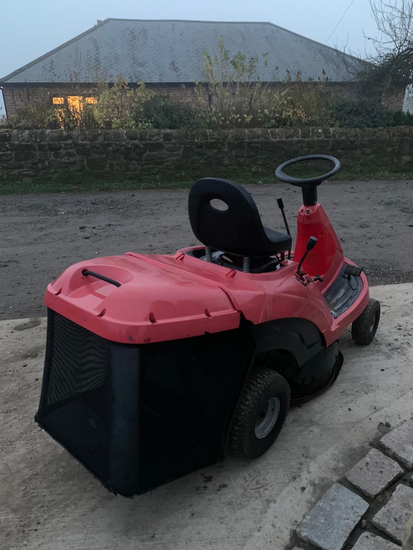 CASTLEGARDEN F72 RIDE ON MOWER, RUNS, DRIVES AND CUTS, NEW BATTERY *NO VAT* - Image 2 of 4