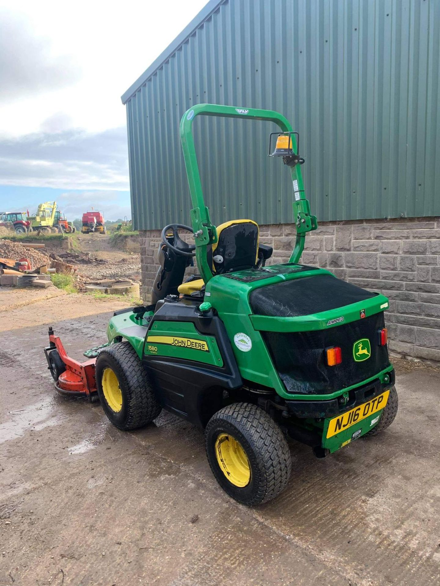 JOHN DEERE 1580 MOWER, RUNS, DRIVES AND CUTS, CLEAN MACHINE, 2090 HOURS, ROAD REGISTERED *PLUS VAT* - Image 2 of 4