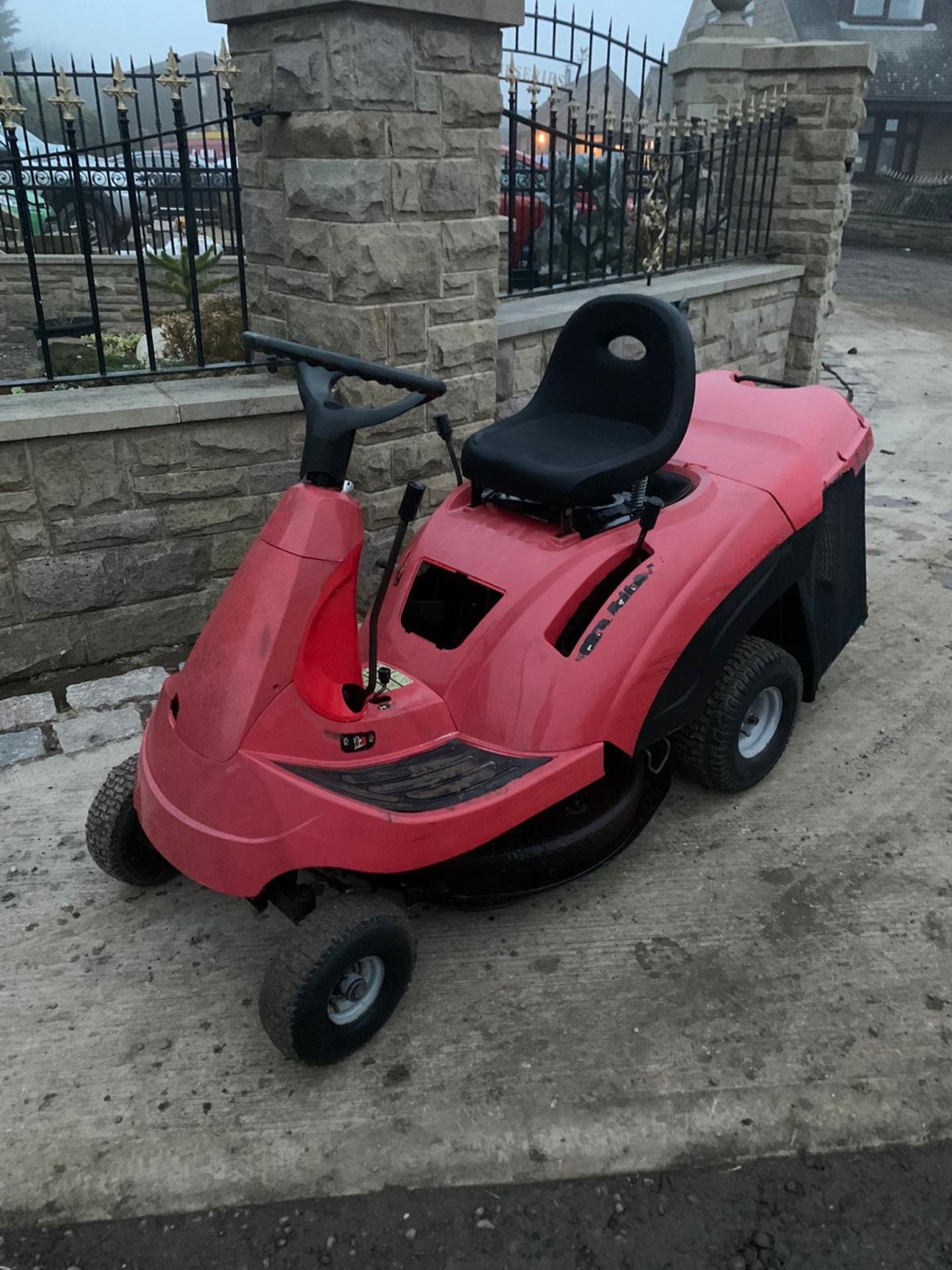 CASTLEGARDEN F72 RIDE ON MOWER, RUNS, DRIVES AND CUTS, NEW BATTERY *NO VAT* - Image 4 of 4