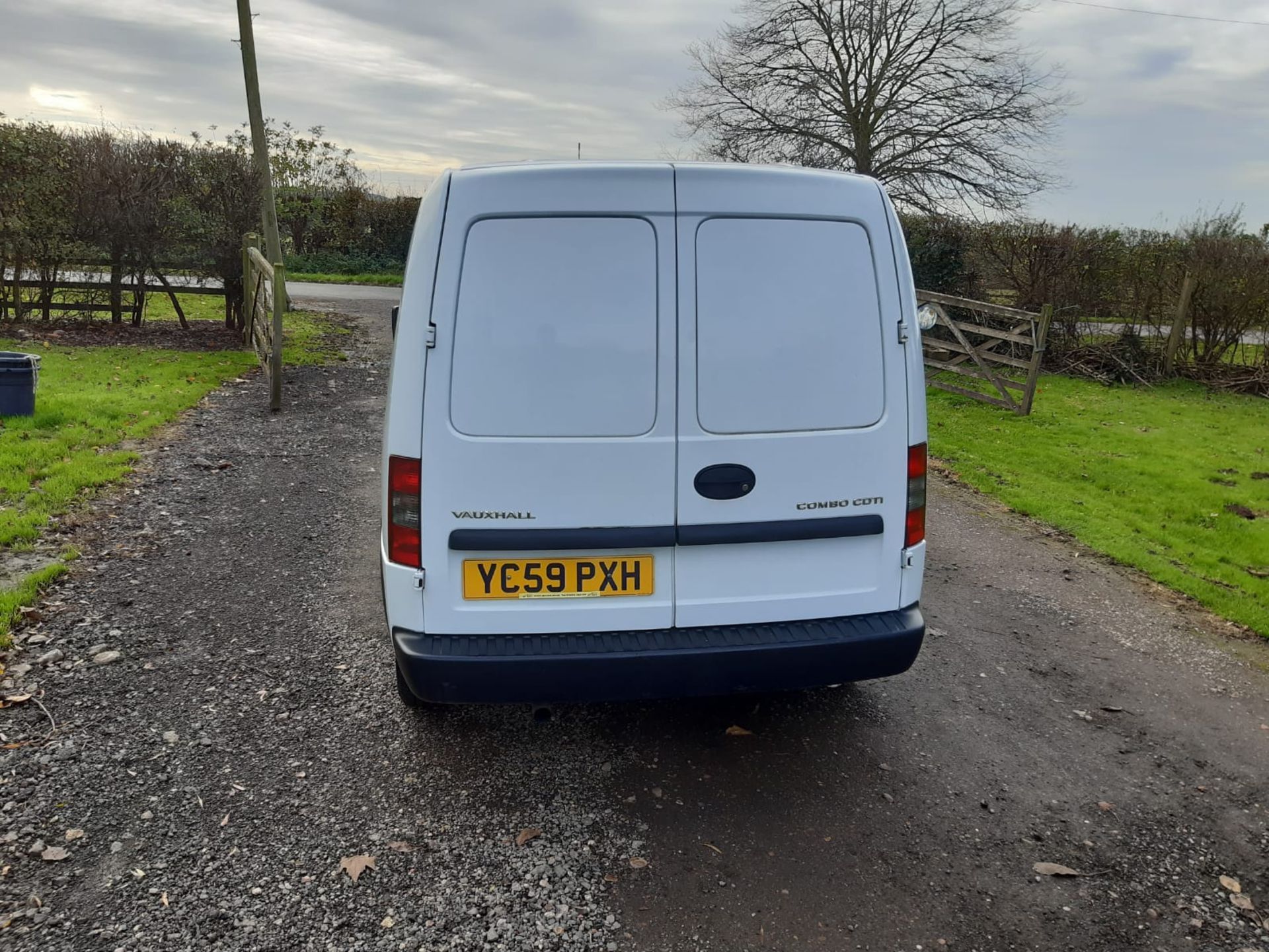 2009/59 REG VAUXHALL COMBO 1700 CDTI 1.25 DIESEL WHITE VAN, SHOWING 5 FORMER KEEPERS *NO VAT* - Image 5 of 9