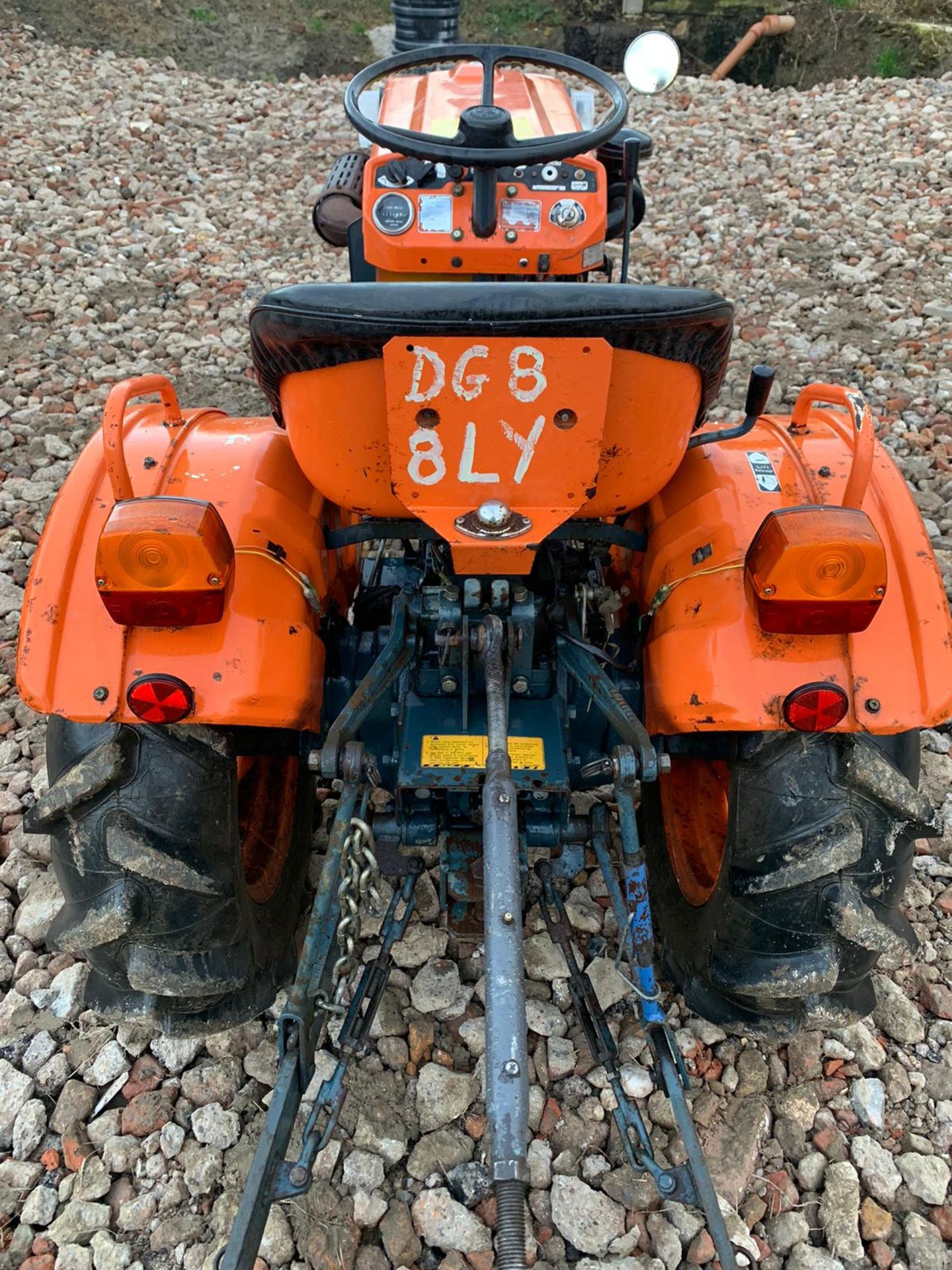 KUBOTA B7100 COMPACT TRACTOR, RUNS, DRIVES, LIFTS, C/W PALLET FORKS, FRONT WEIGHTS, LOW 623 HOURS - Image 3 of 7