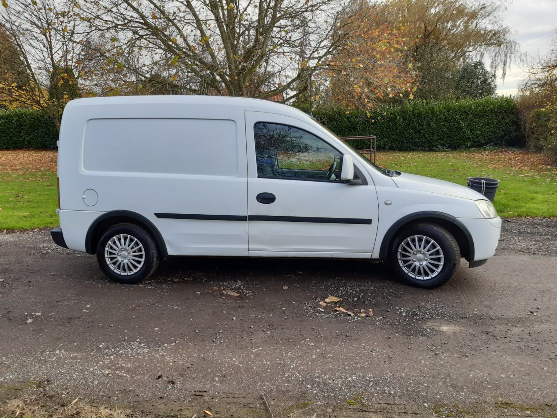 2009/59 REG VAUXHALL COMBO 1700 CDTI 1.25 DIESEL WHITE VAN, SHOWING 5 FORMER KEEPERS *NO VAT* - Image 7 of 9