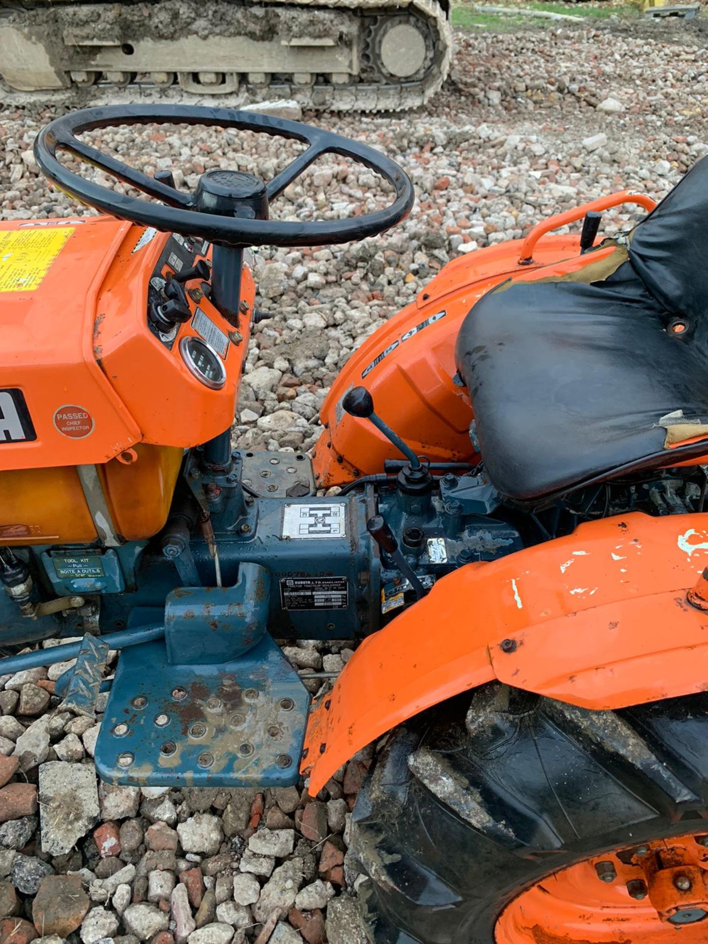 KUBOTA B7100 COMPACT TRACTOR, RUNS, DRIVES, LIFTS, C/W PALLET FORKS, FRONT WEIGHTS, LOW 623 HOURS - Image 6 of 7