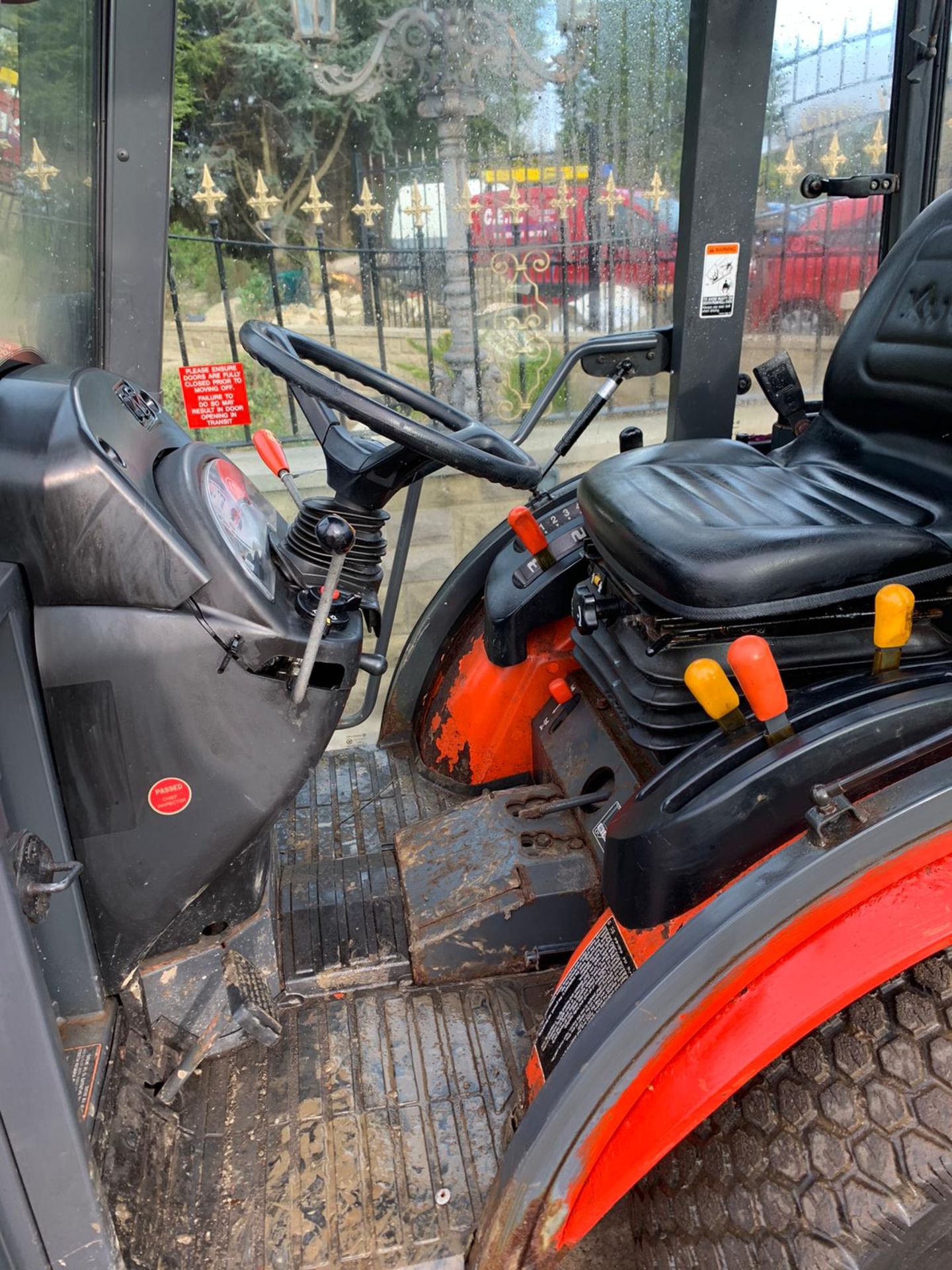 2010/11 KUBOTA B2530 COMPACT TRACTOR, RUNS AND DRIVES, FULLY GLASS CAB, CLEAN MACHINE *PLUS VAT* - Image 4 of 5
